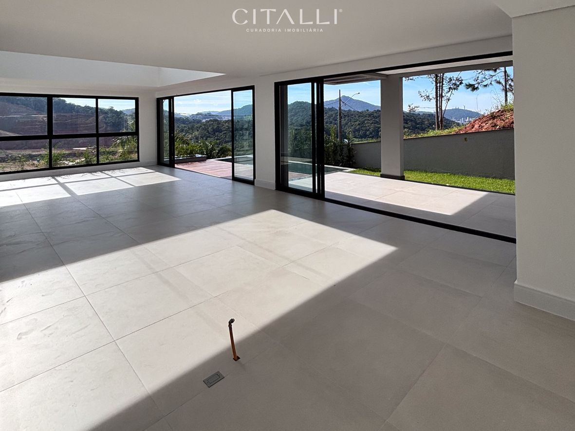 Casa à venda no Condomínio Mirante Camboriú com 03 suítes e 270 m² de área privativa. - Foto 3