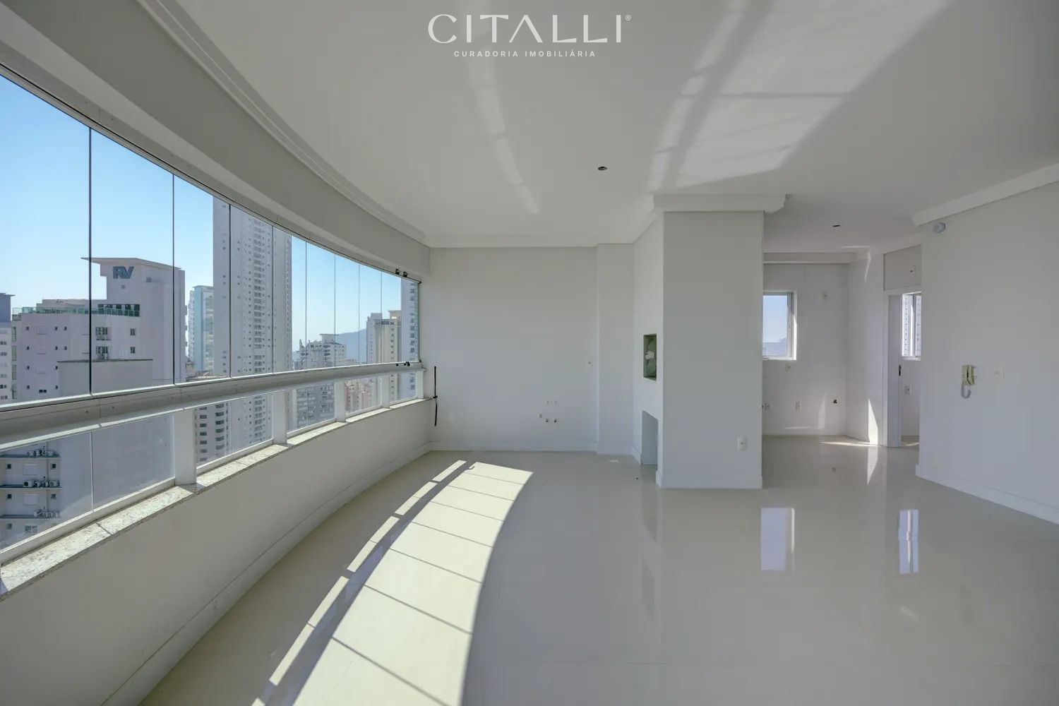 Apartamento com 03 suítes  no Edifício Porto da Barra em Balneário Camboriú - Foto 2