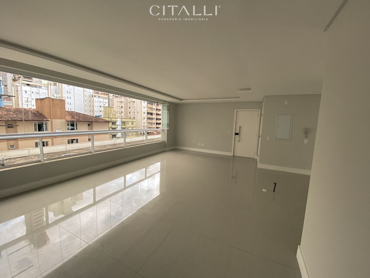 Apartamento diferenciado a apenas 200m do mar - Foto 2