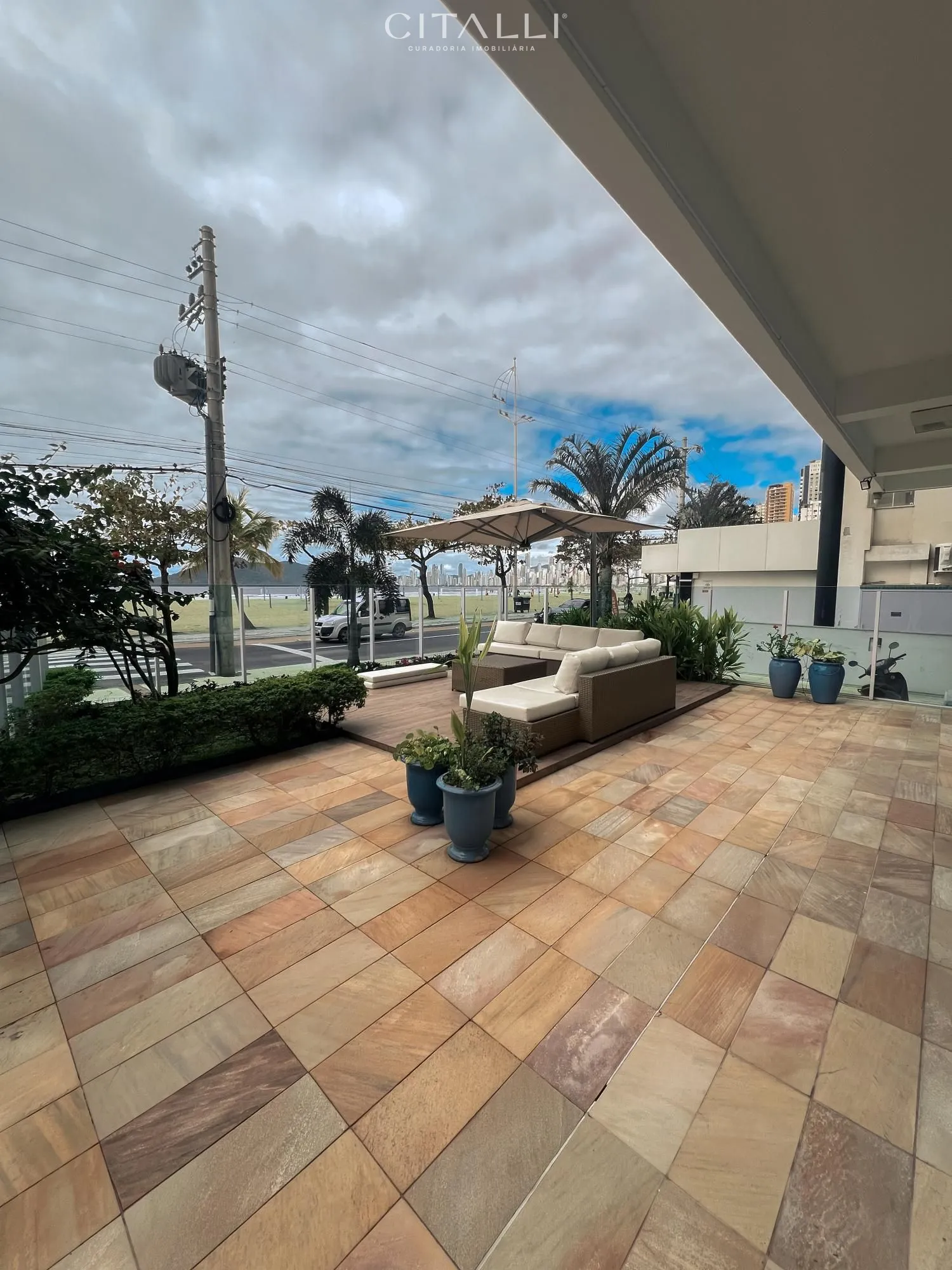 Vista do mar e da roda-gigante. Apartamento frente mar, mobiliado com 200m² privativos em Balneário Camboriú. - Foto 2