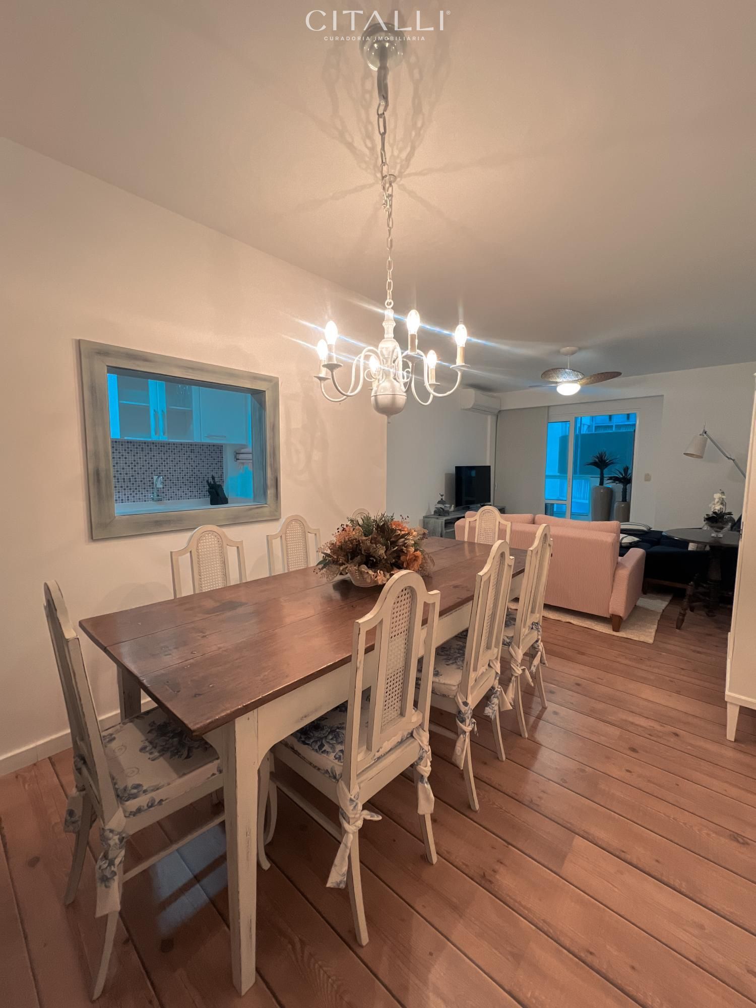 Apartamento quadra-mar, localizado na Rua 3300, próximo ao Passeio San Miguel. - Foto 1