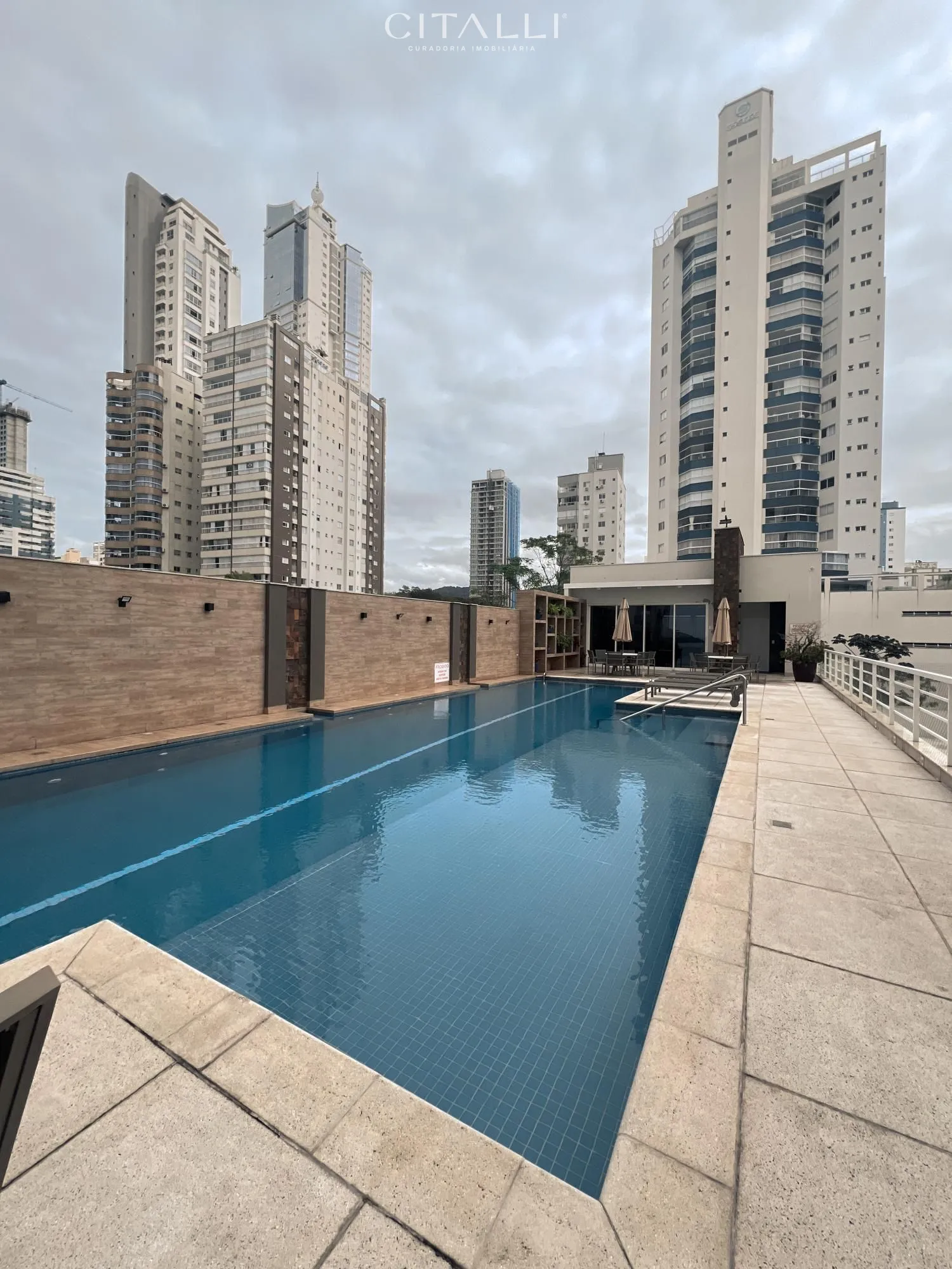 Vista do mar e da roda-gigante. Apartamento frente mar, mobiliado com 200m² privativos em Balneário Camboriú. - Foto 4
