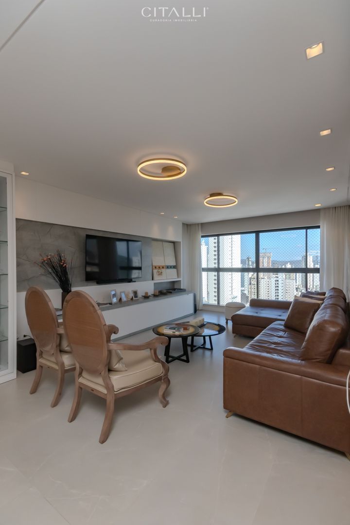 Apartamento mobiliado com vista para o mar, living integrado, 04 suítes e 03 vagas de garagem à venda no Centro Norte de Balneário Camboriú/SC - Foto 3