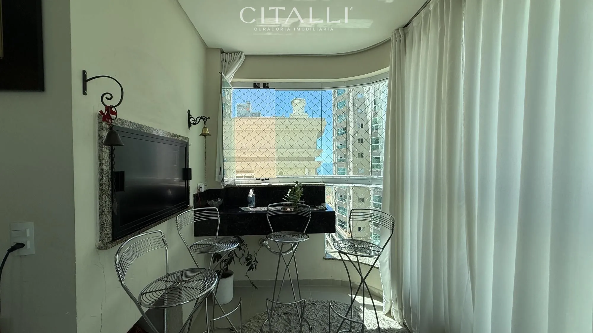 Apartamento 4 suítes mobiliado na quadra do mar em Meia Praia - Foto 2