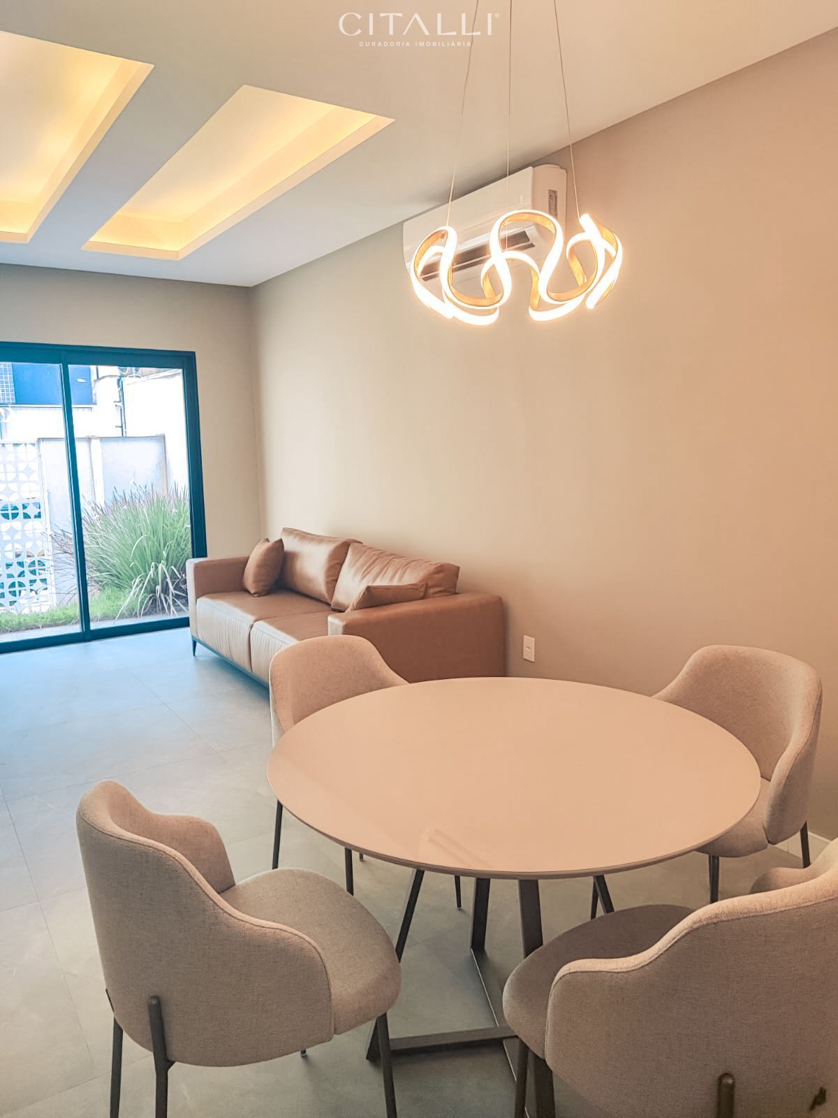 Sobrado Triplex no Centro de Balneário com 234,37 m² - Foto 1