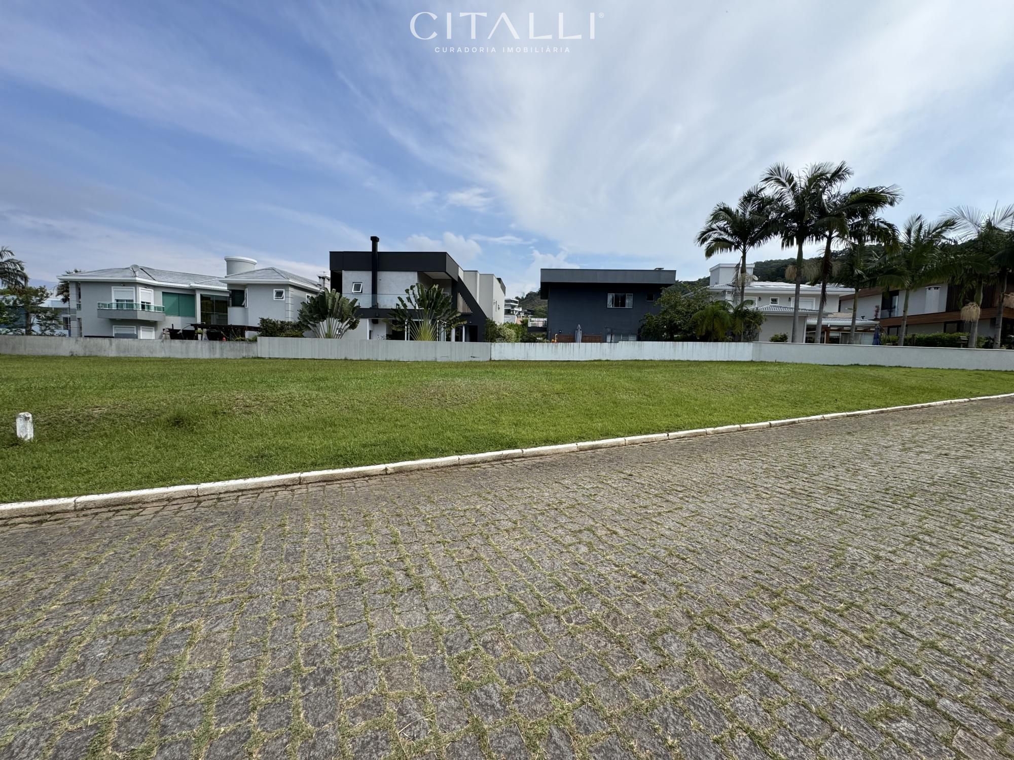 Terreno em Condomínio Fechado na Praia Brava – Exclusividade e Natureza
