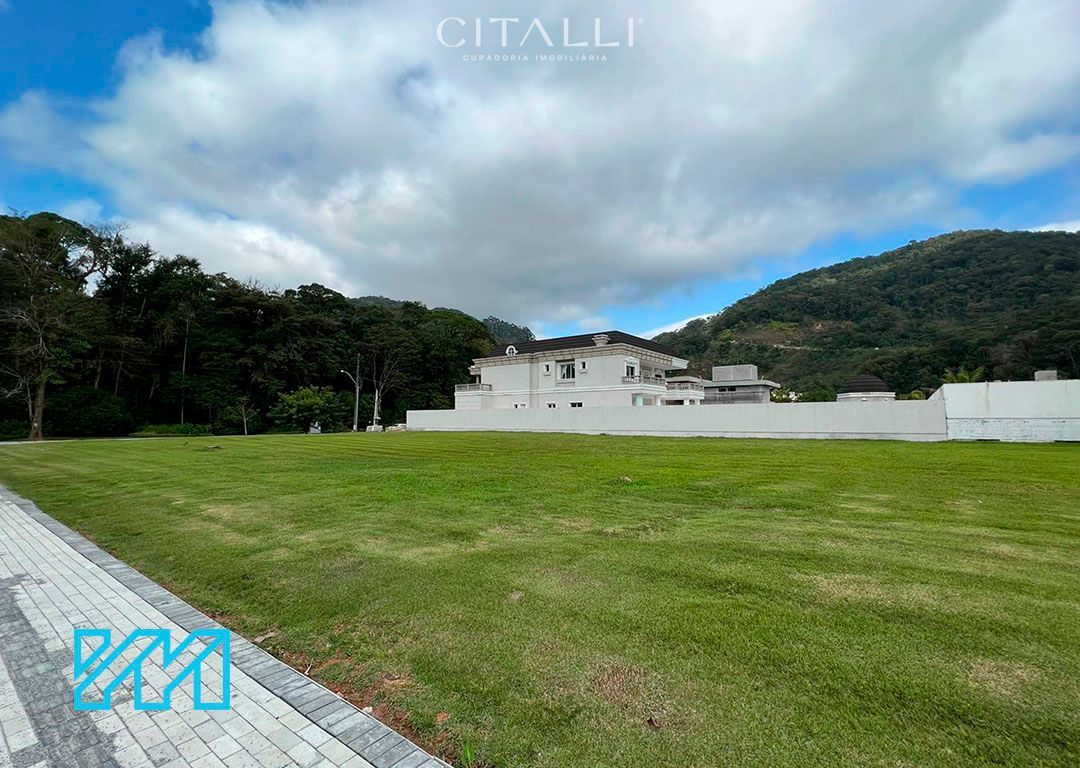 Terreno no Condomínio Chácara Flora em Itapema com 1.793,13 m²