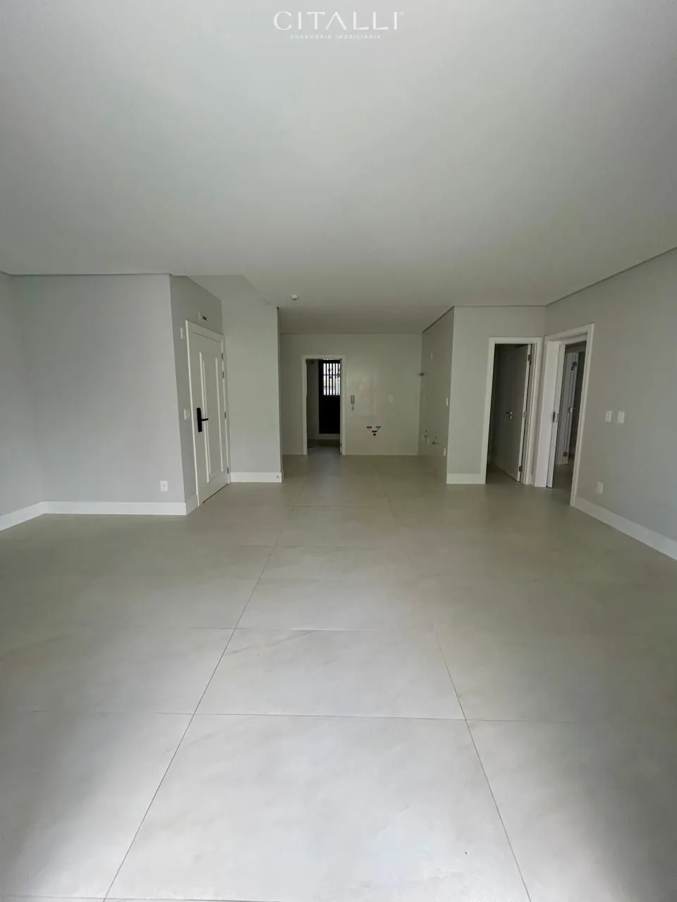 APARTAMENTO COM SACADA E CHURRASQUEIRA A CARVÃO COM 4 DORMITÓRIOS - Foto 4