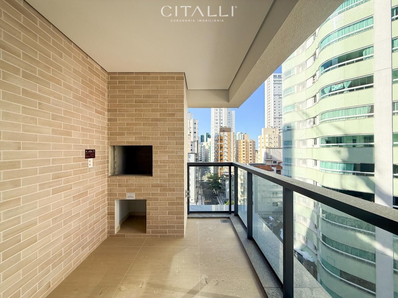 Apartamento no Edifício Hannover no Centro de Balneário Camboriú com 3 suítes - Foto 2