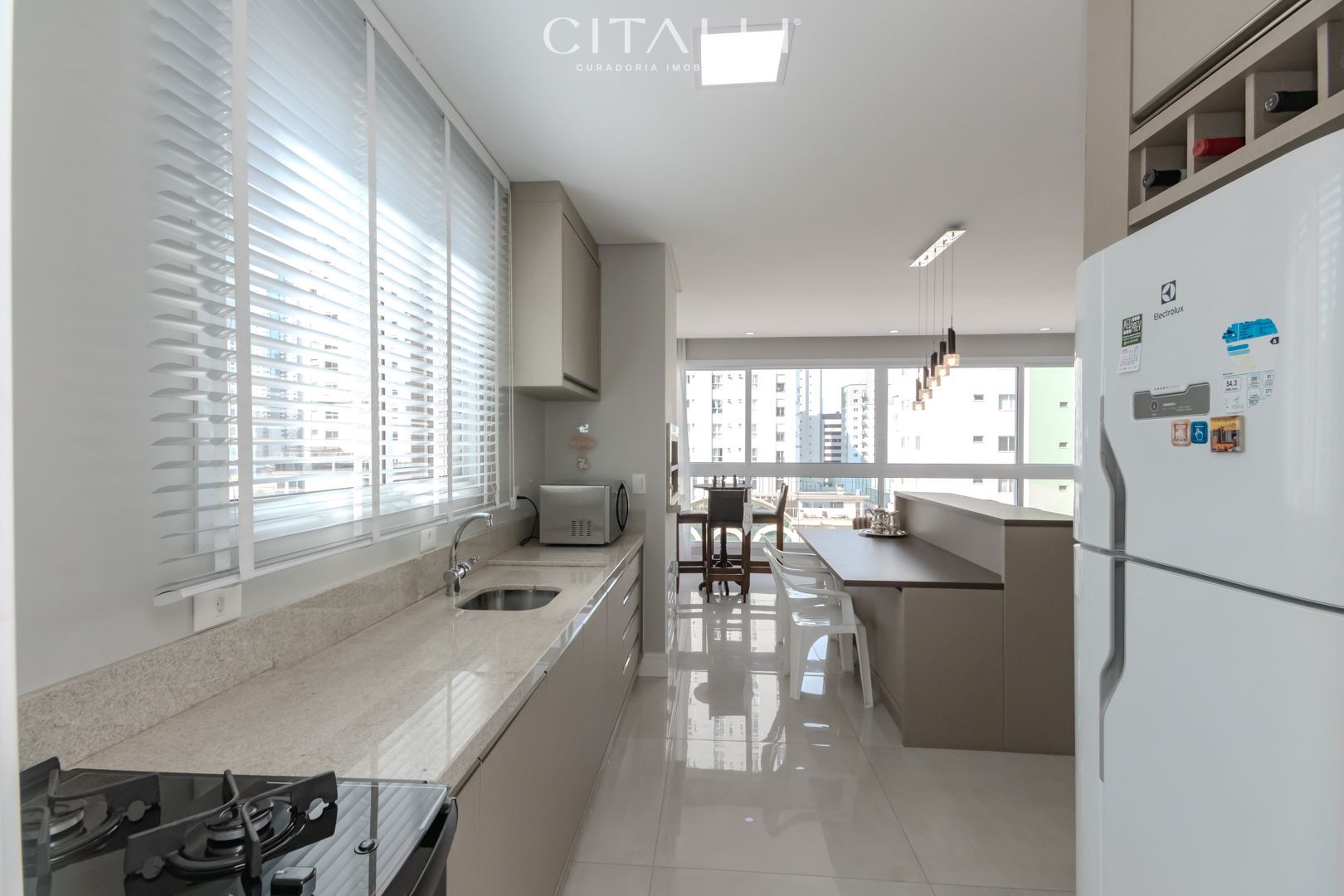 Apartamento mobiliado com 03 suítes no edifício Biarritz no centro de Balneário Camboriú. - Foto 3