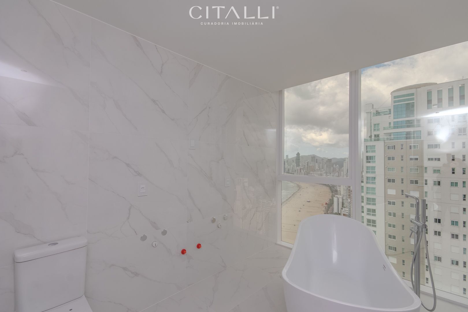 Apartamento no Edifício Boreal Tower na Av. Atlântica de Balneário Camboriú com 04 Suítes. - Foto 3