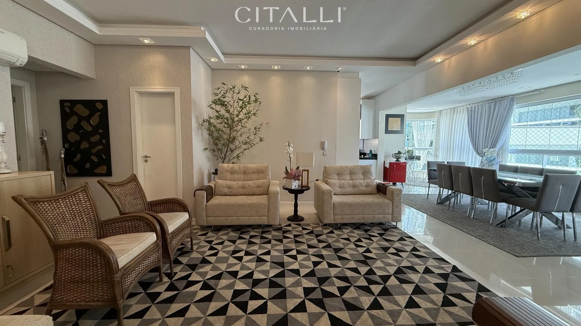 Apartamento 4 suítes mobiliado na quadra do mar em Meia Praia - Foto 1