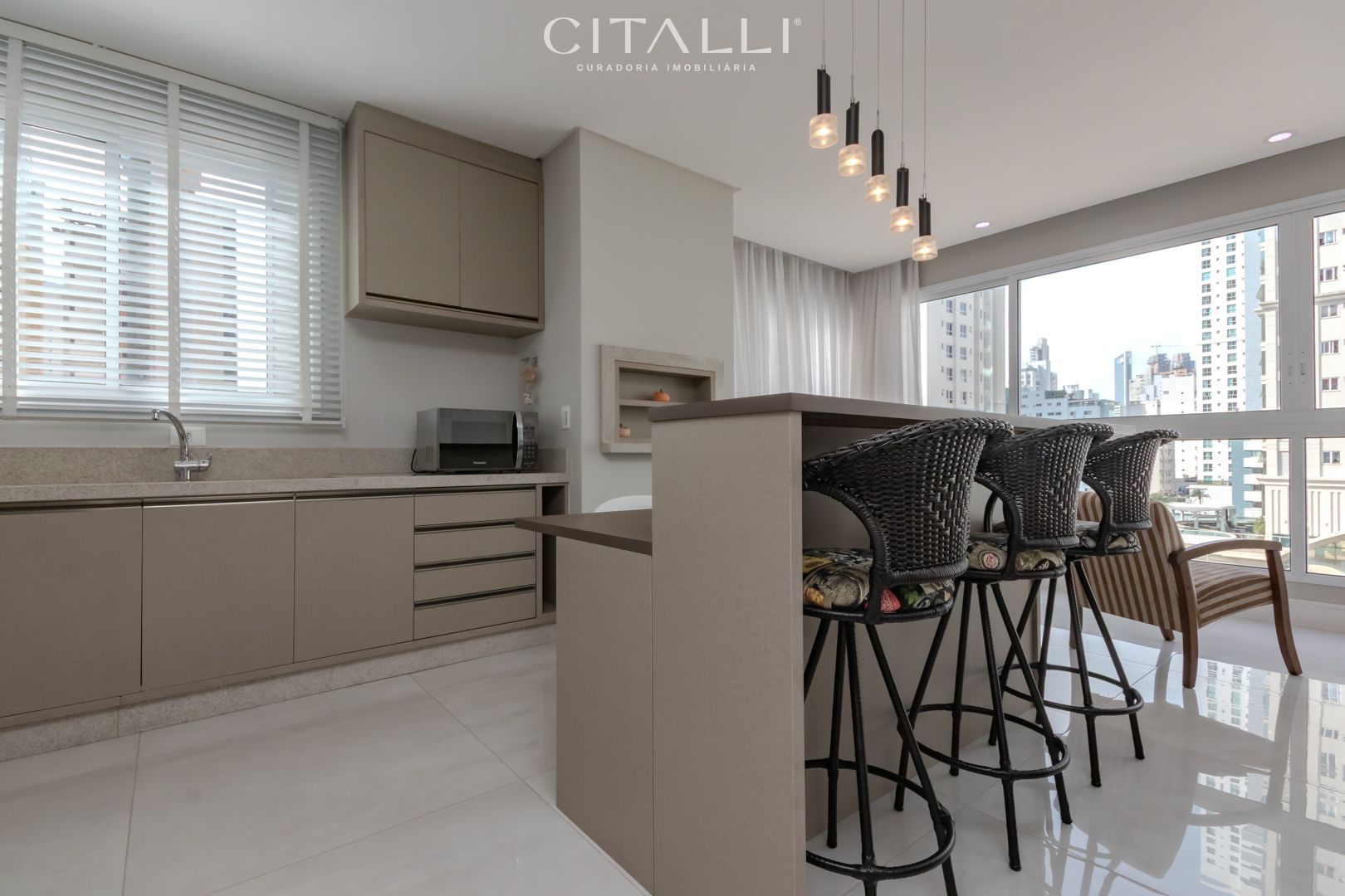 Apartamento mobiliado com 03 suítes no edifício Biarritz no centro de Balneário Camboriú. - Foto 1