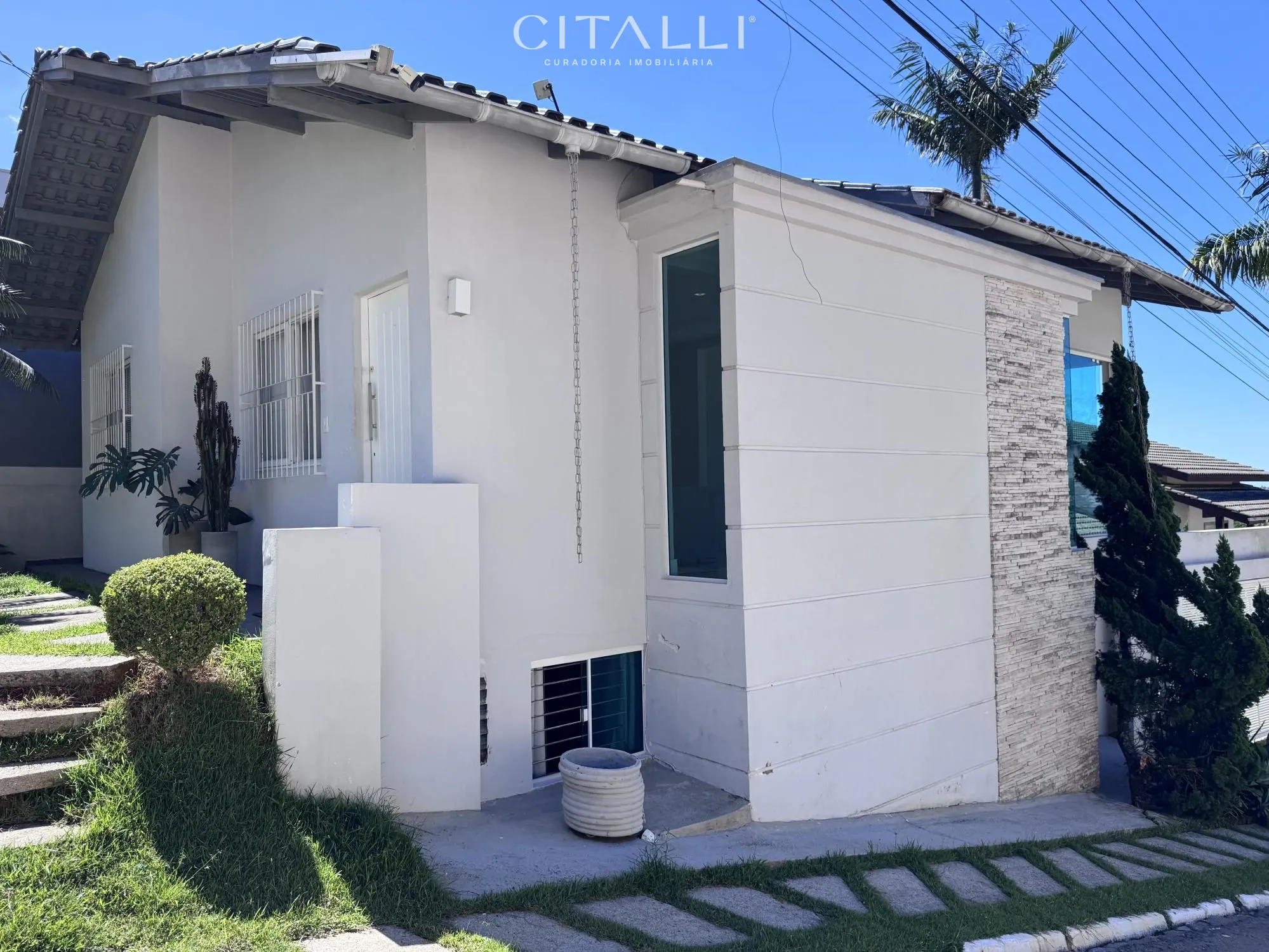 Casa com Vista para o Mar à Venda em Cabeçudas, Itajaí – 3 Suítes - Foto 1
