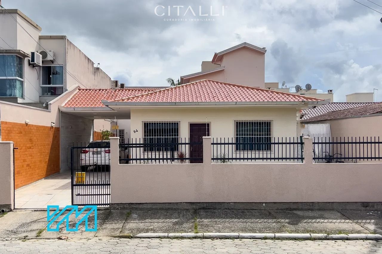 Casa com 03 dormitórios  no Centro de Camboriú - Foto 1