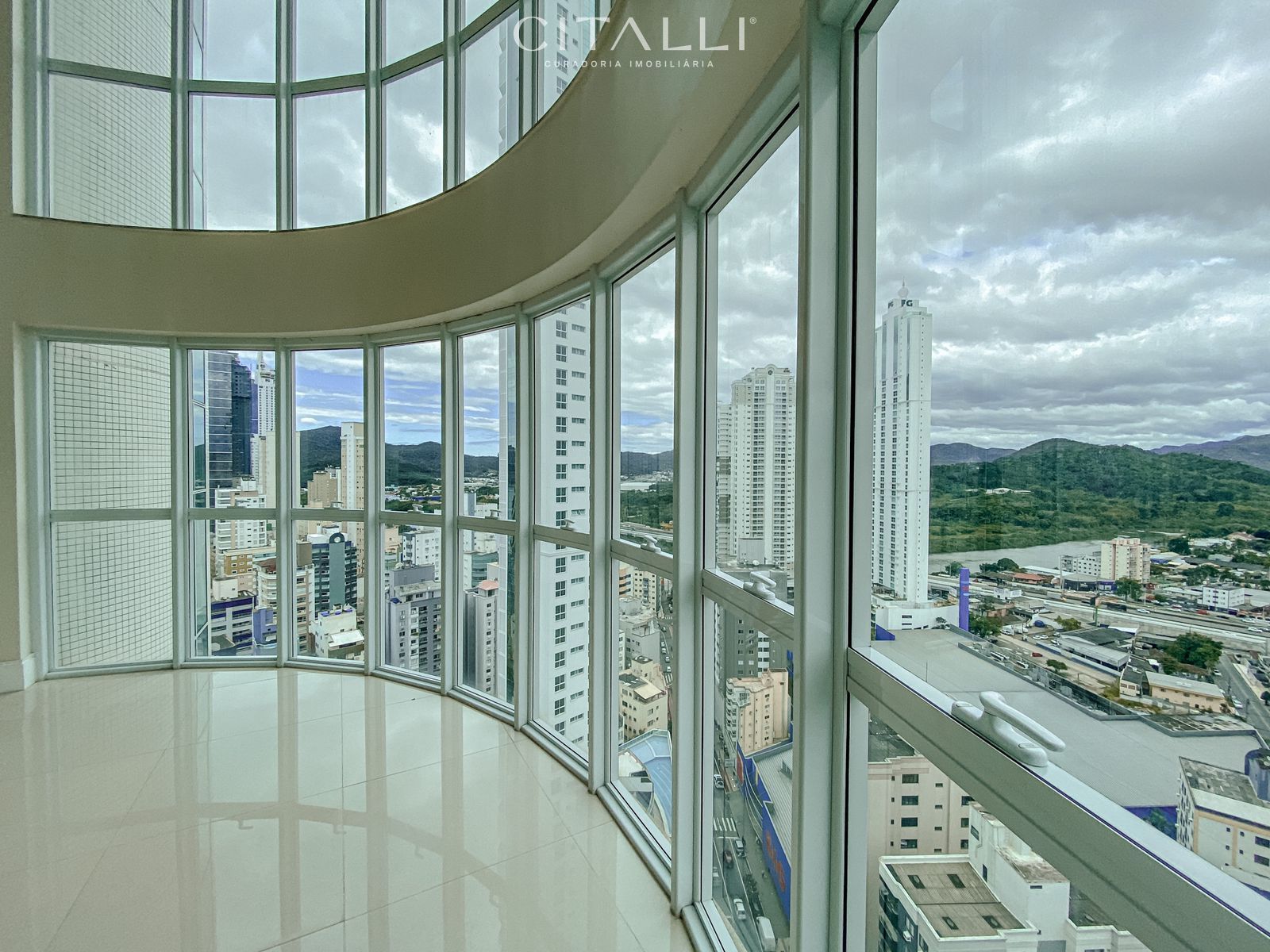 Apartamento Duplex no Le Majestic em Balneário Camboriú, 239m², 04 suítes - Foto 4