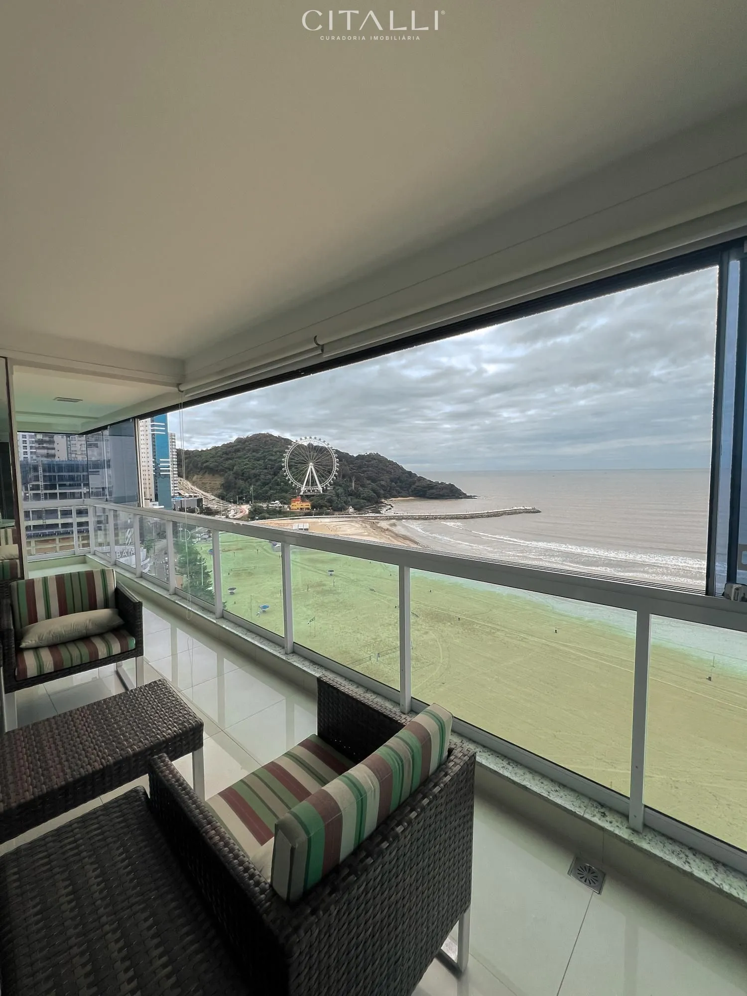 Vista do mar e da roda-gigante. Apartamento frente mar, mobiliado com 200m² privativos em Balneário Camboriú. - Foto 5