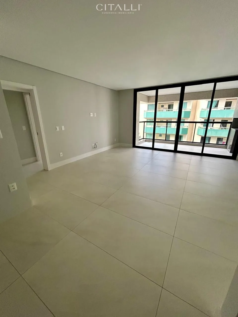 APARTAMENTO COM SACADA E CHURRASQUEIRA A CARVÃO COM 4 DORMITÓRIOS - Foto 1