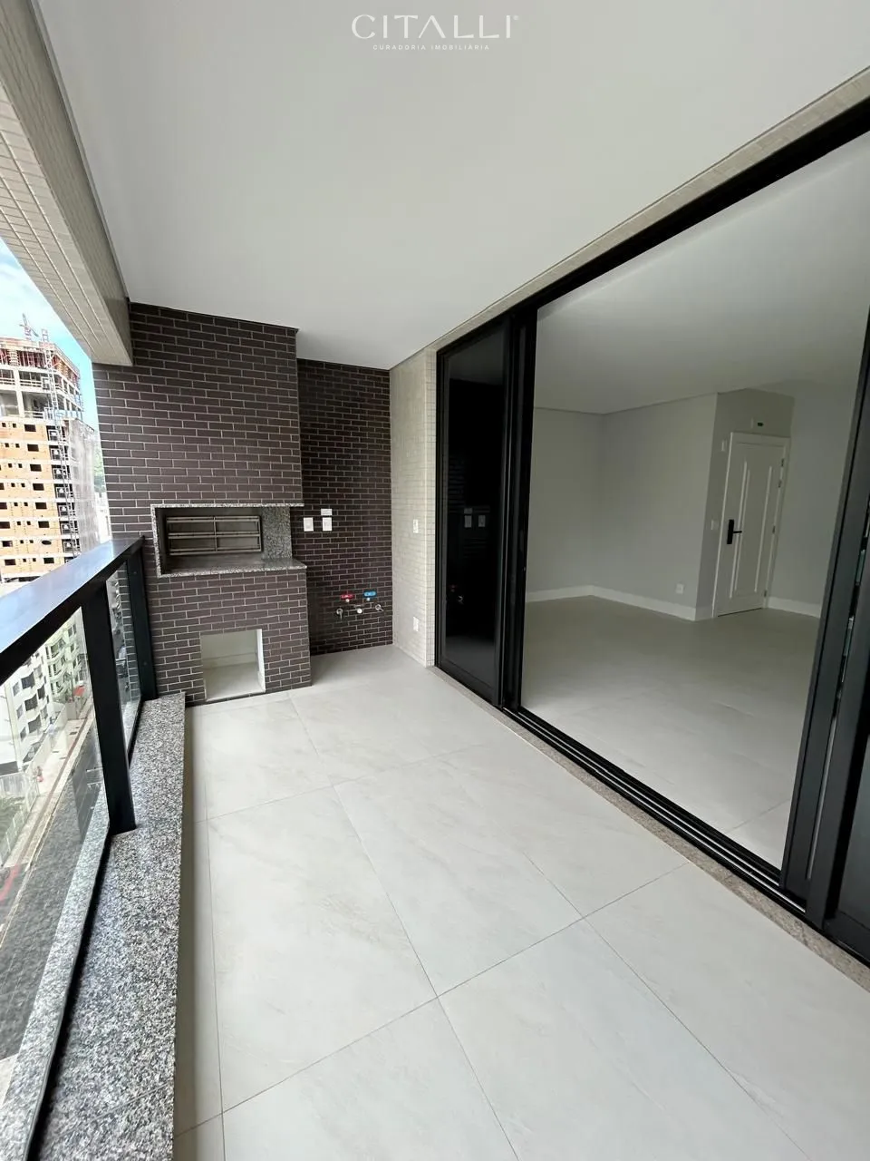 APARTAMENTO COM SACADA E CHURRASQUEIRA A CARVÃO COM 4 DORMITÓRIOS - Foto 2
