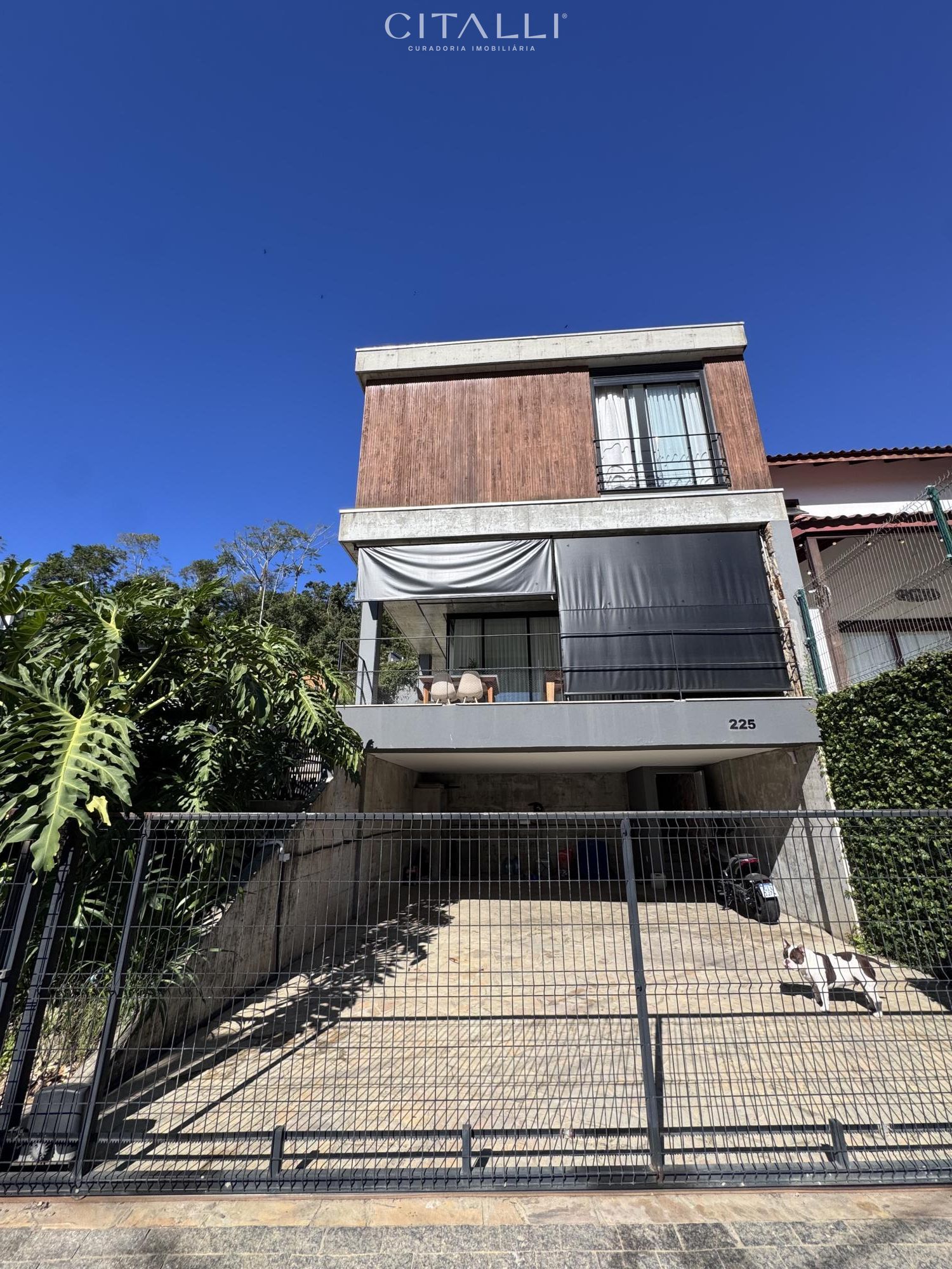 Residência Contemporânea com 3 Suítes e Piscina em Cabeçudas | Itajaí - Foto 1
