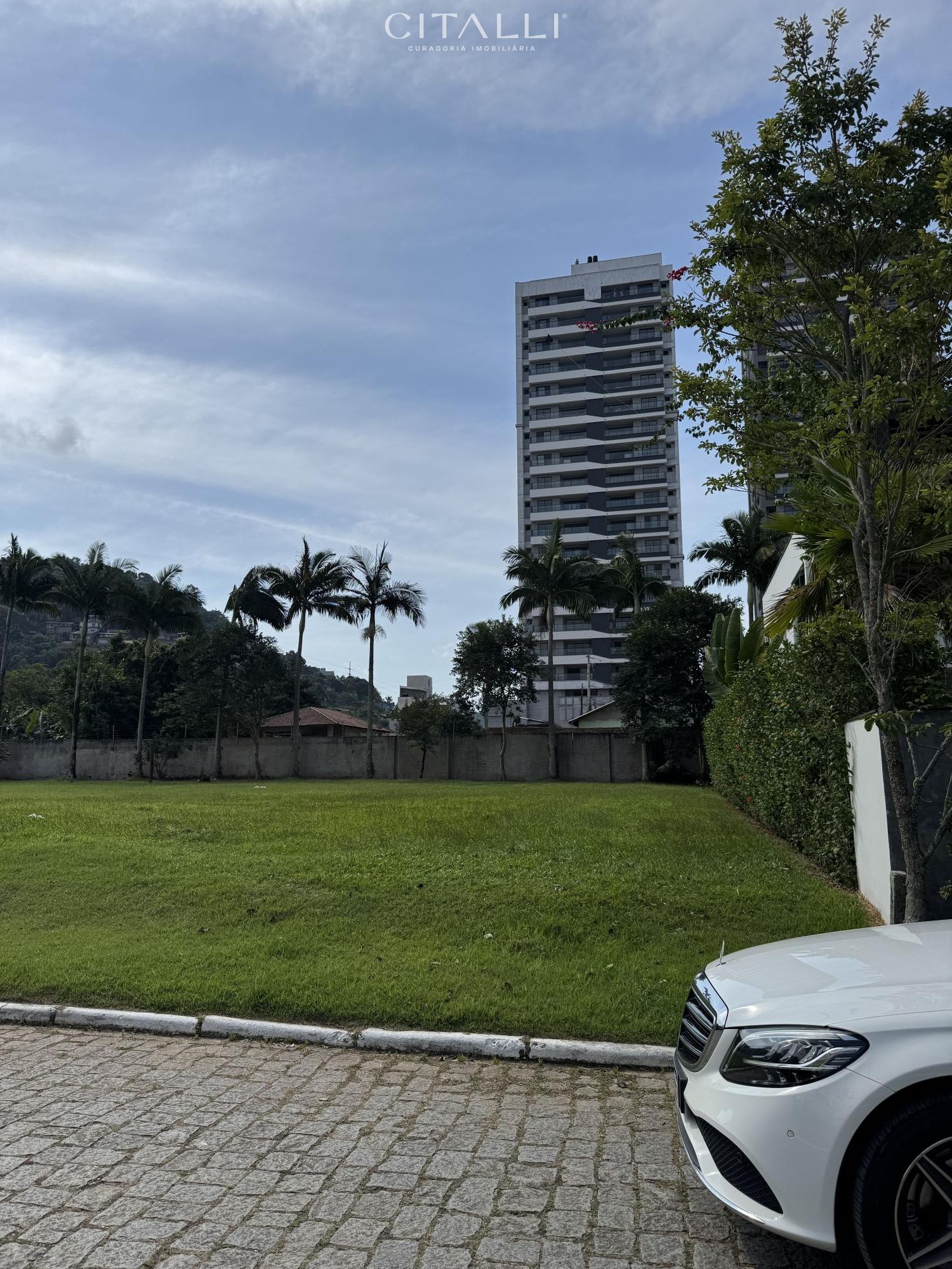 Terreno em Condomínio Fechado na Praia Brava – Exclusividade e Natureza - Foto 1