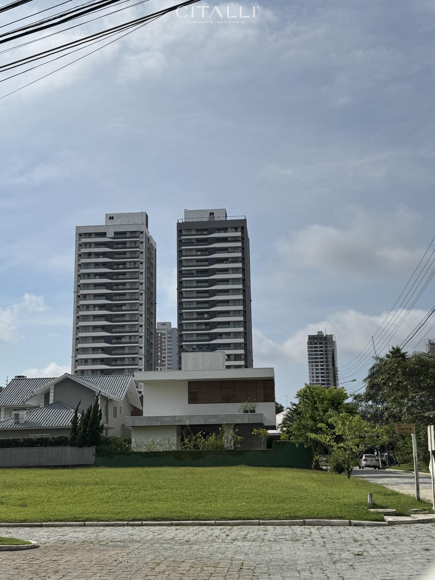 Terreno em Condomínio Fechado na Praia Brava – Exclusividade e Natureza - Foto 1