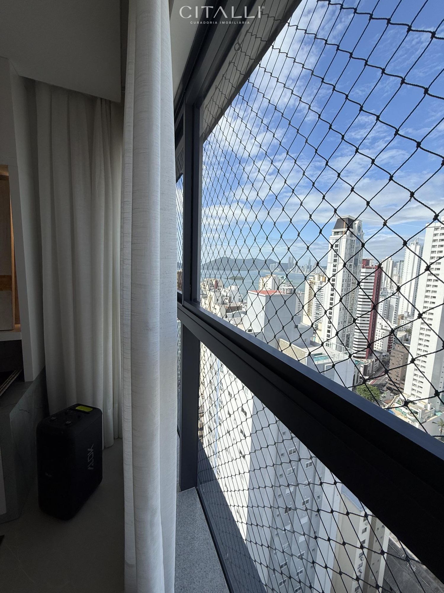 Apartamento mobiliado com vista para o mar, living integrado, 04 suítes e 03 vagas de garagem à venda no Centro Norte de Balneário Camboriú/SC - Foto 5