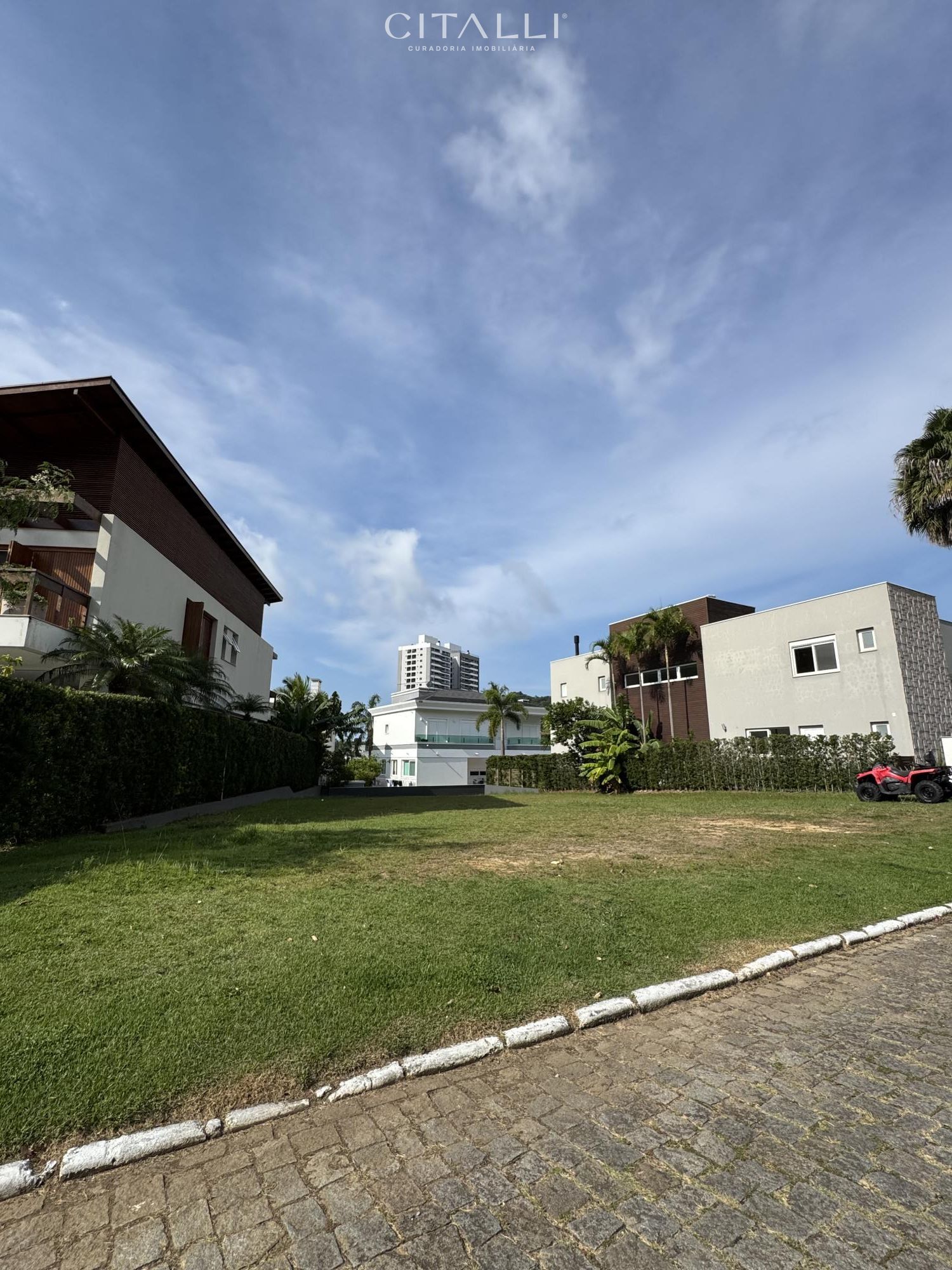 Terreno em Condomínio Fechado na Praia Brava – Exclusividade e Natureza - Foto 1