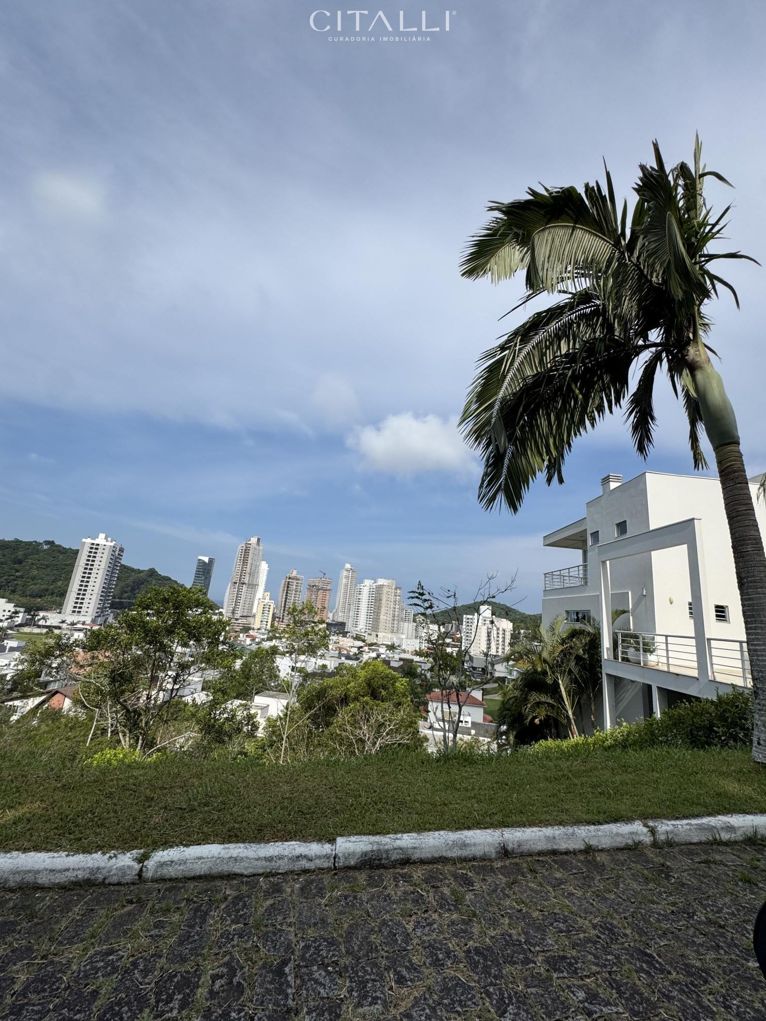 Terreno Alto com Vista no Condomínio Horizontal Praia Brava - Foto 1