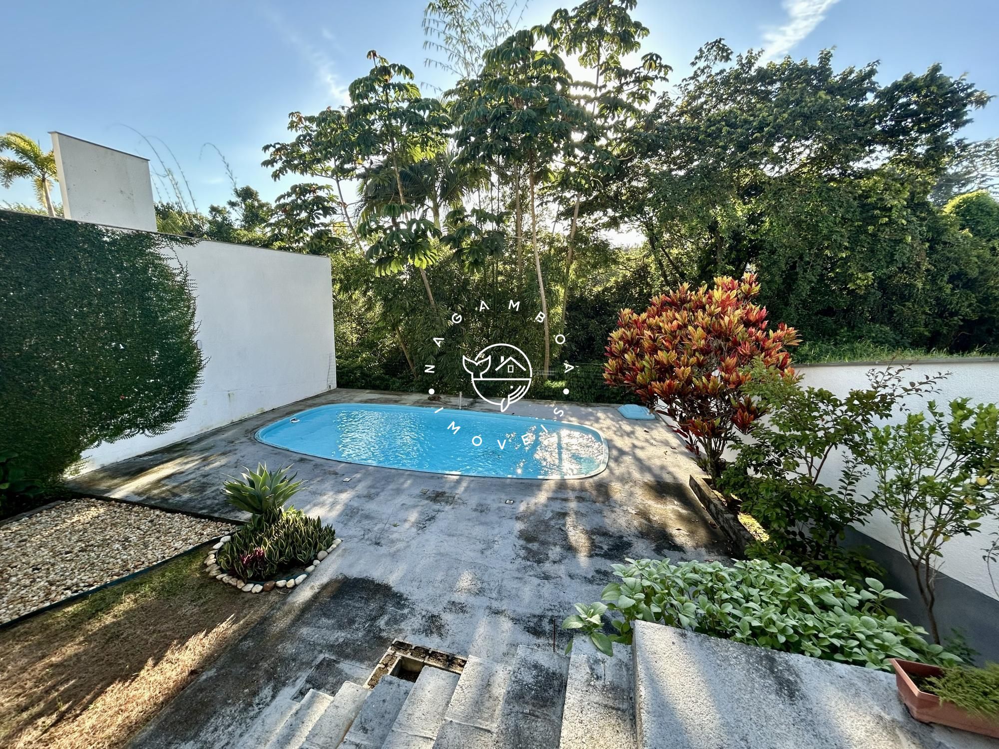 Casa à venda na Pedra Branca Palhoça/SC, 3 Quartos sendo 2 Suítes, Piscina Espaço Gourmet e Fundos para Área Verde.
