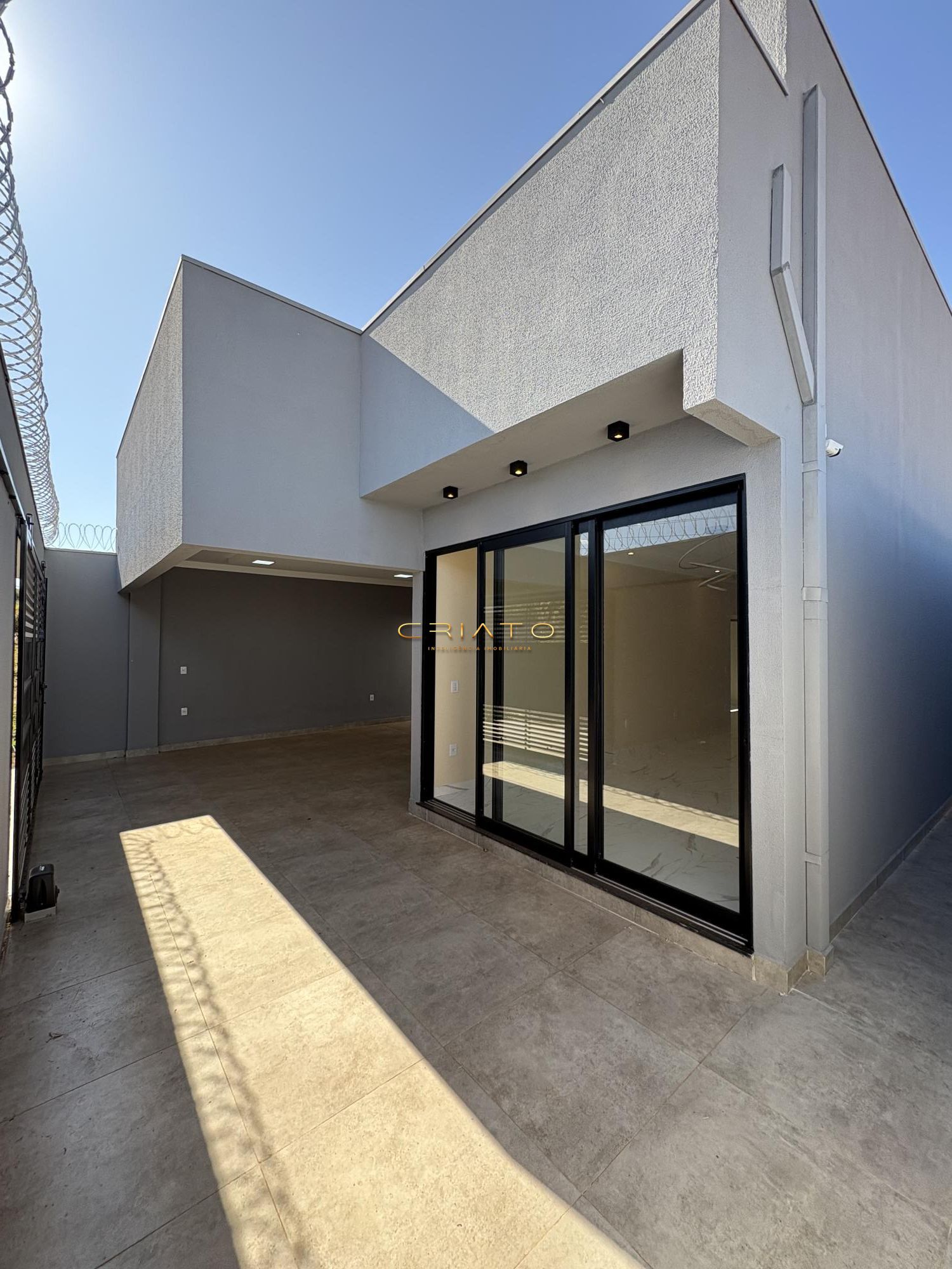 Casa à venda com 3 quartos, 230m² - Foto 1