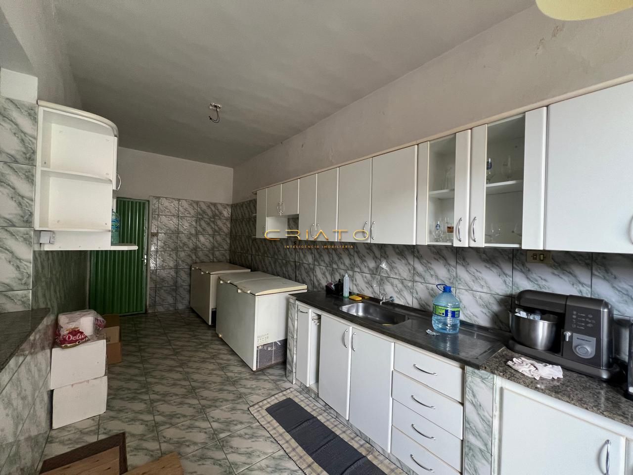 Casa à venda com 3 quartos, 218m² - Foto 1
