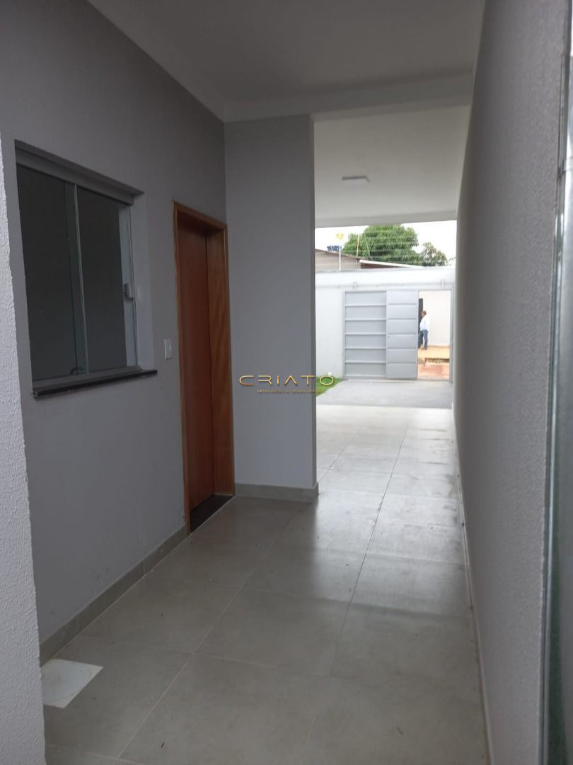 Casa à venda com 3 quartos, 118m² - Foto 1