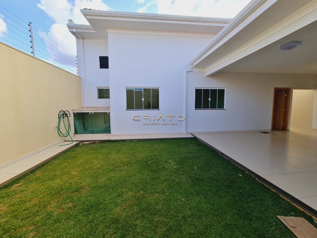 Casa à venda com 3 quartos, 197m² - Foto 2