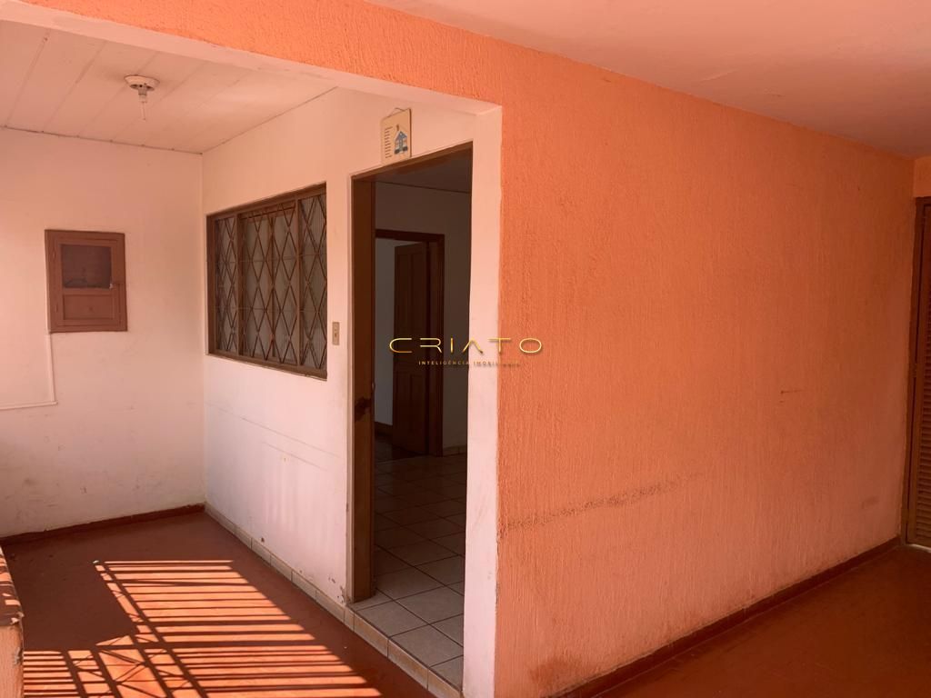 Casa à venda com 3 quartos, 161m² - Foto 1