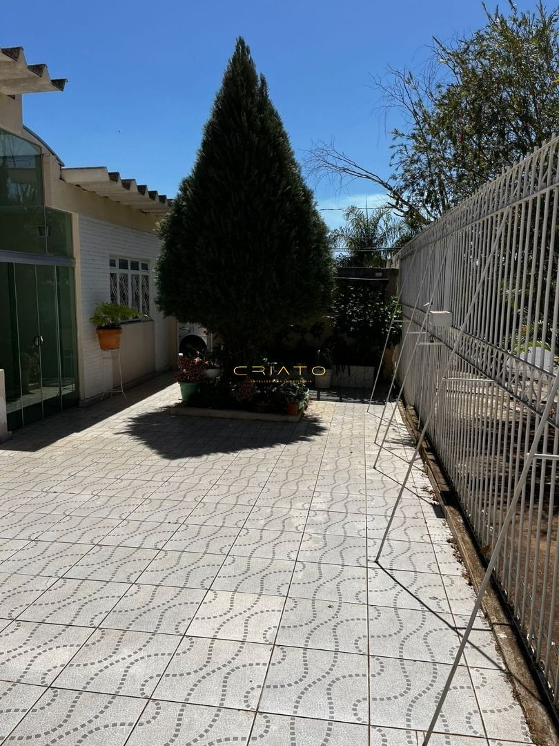 Casa à venda com 4 quartos, 188m² - Foto 1