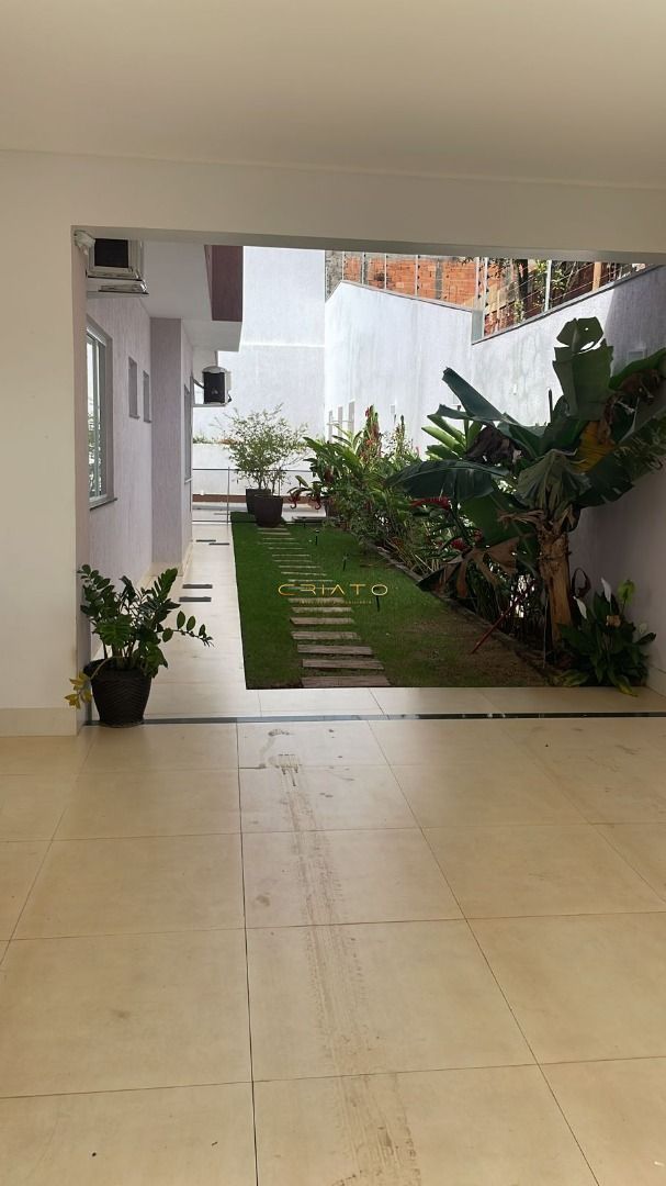 Casa à venda com 3 quartos, 230m² - Foto 1