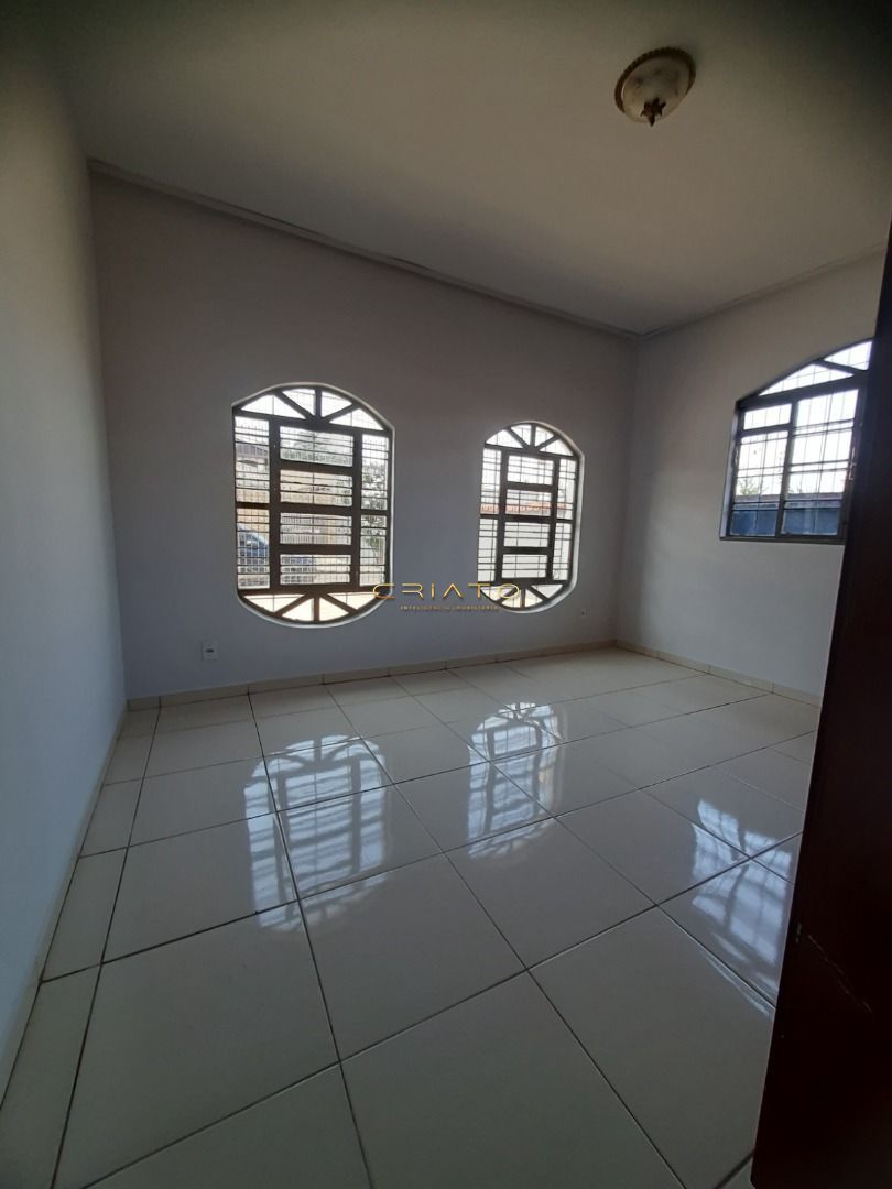 Casa à venda com 3 quartos, 280m² - Foto 4