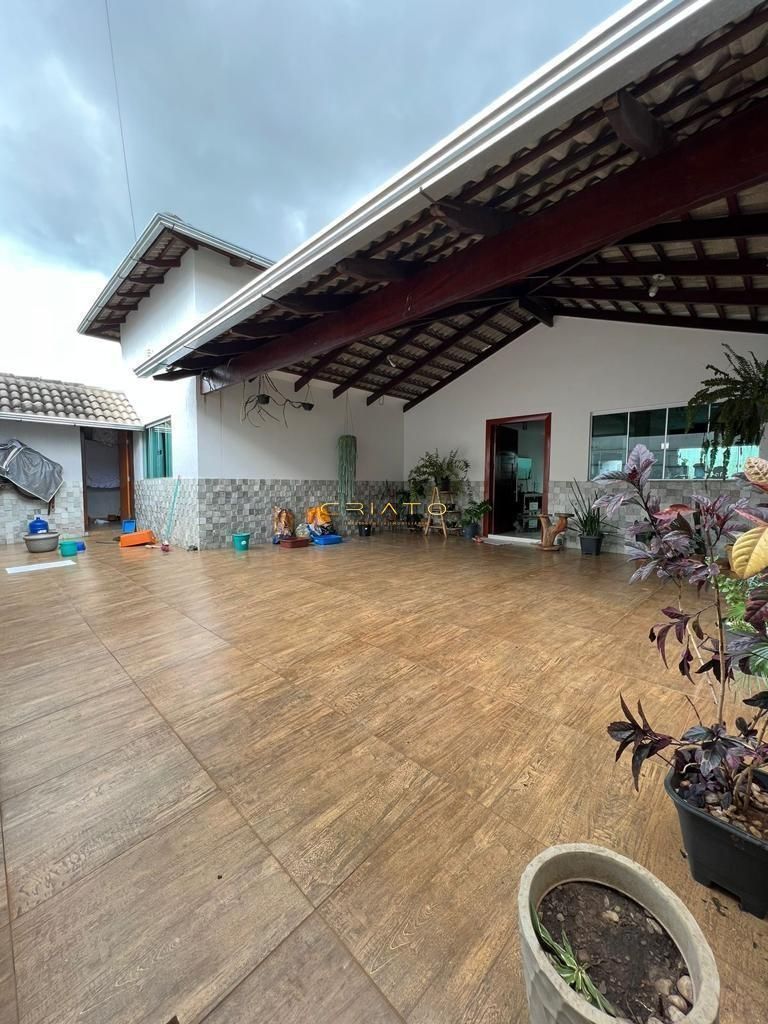 Casa à venda com 3 quartos, 215m² - Foto 2