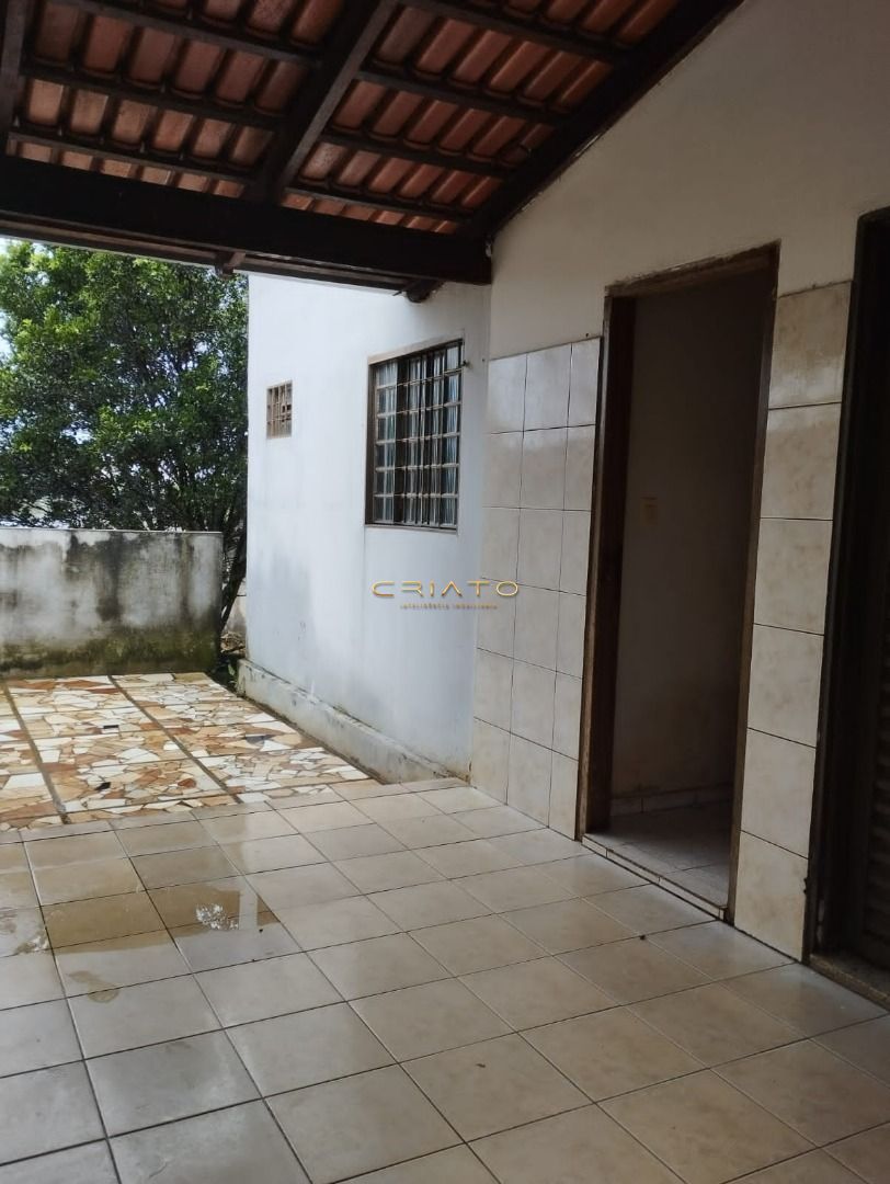 Casa à venda com 3 quartos, 126m² - Foto 1