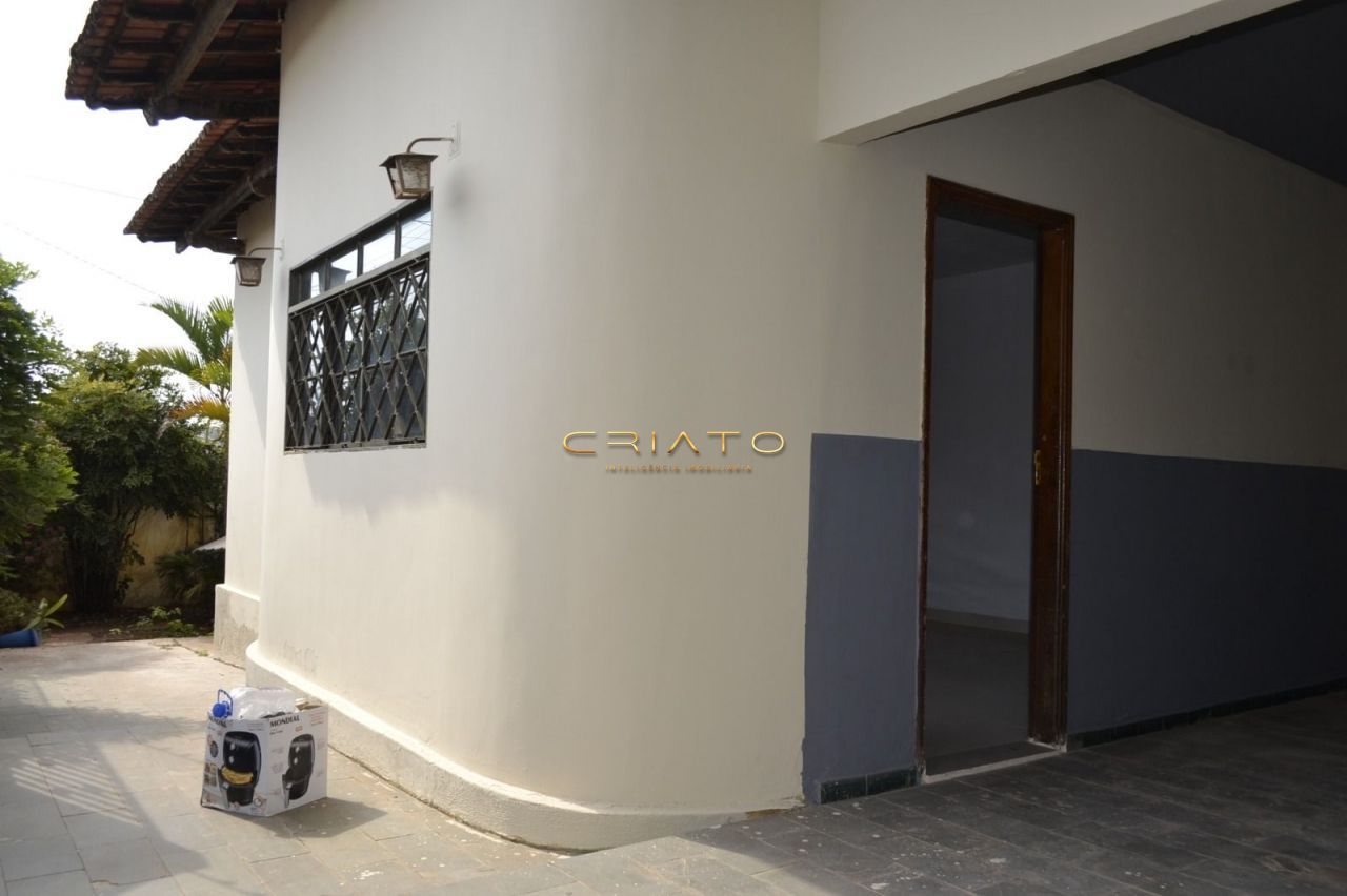 Casa à venda com 3 quartos, 159m² - Foto 1