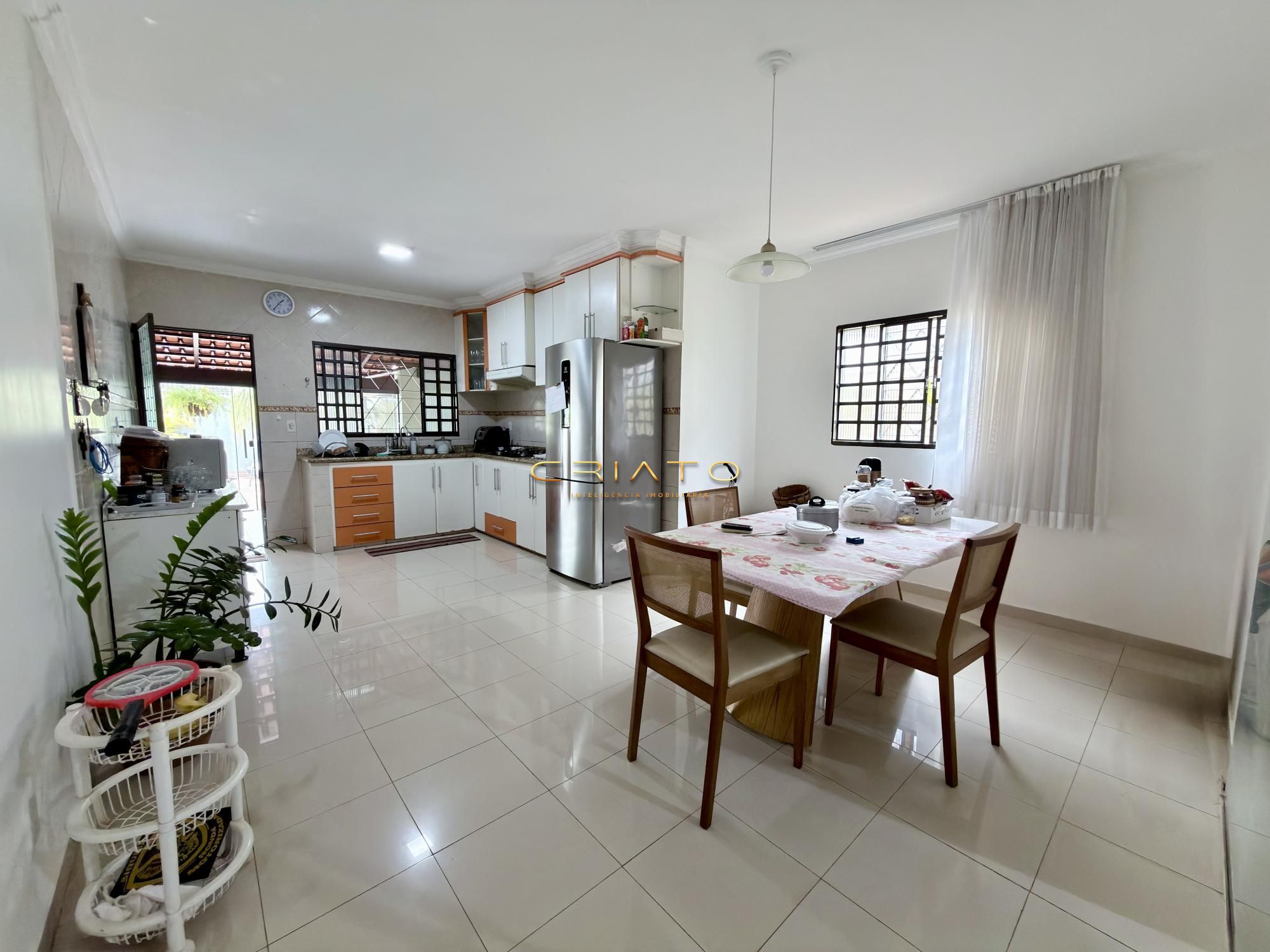 Sobrado com 4 dormitórios à venda, 215m² por R$995.000,00; a