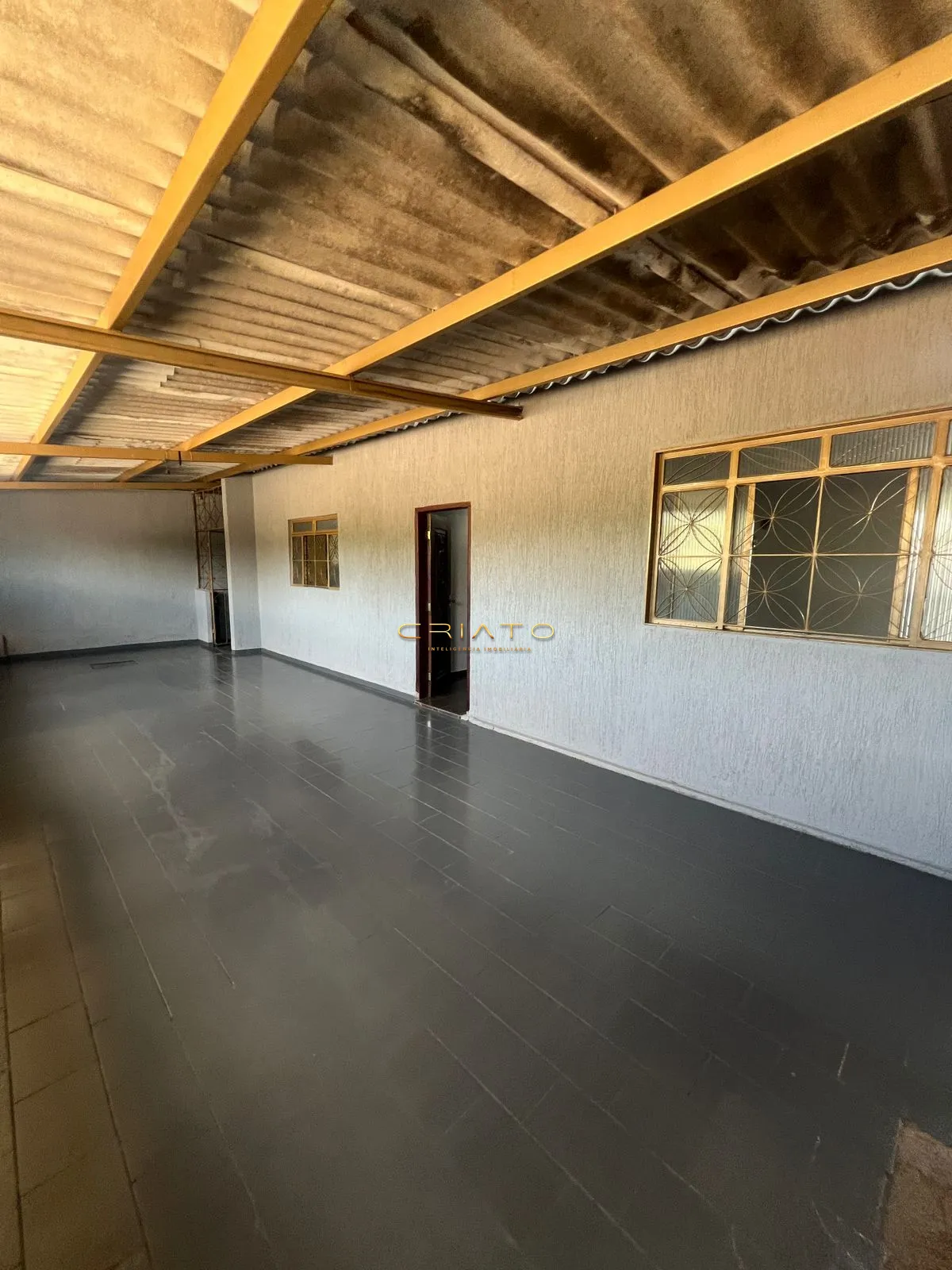 Casa Espaçosa com 3 Quartos + Renda Extra nos Fundos – Em Frente à Praça!