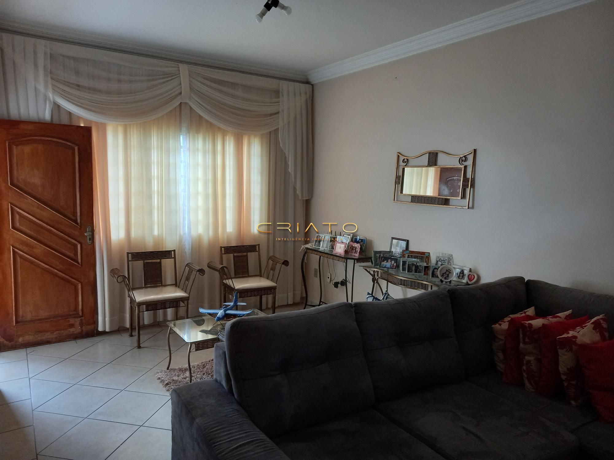 Casa à venda com 4 quartos, 180m² - Foto 1