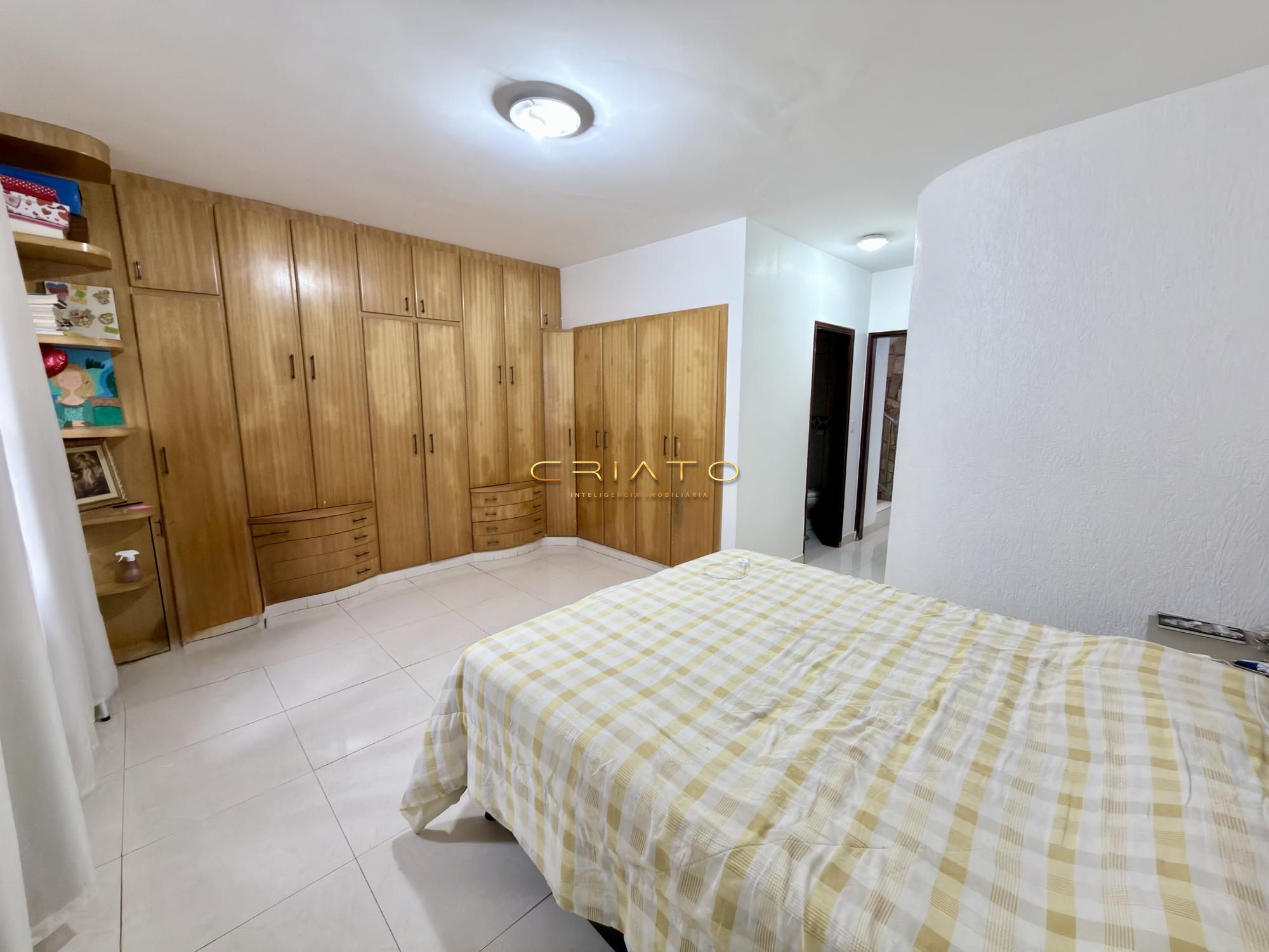 Sobrado com 4 dormitórios à venda, 215m² por R$995.000,00; a