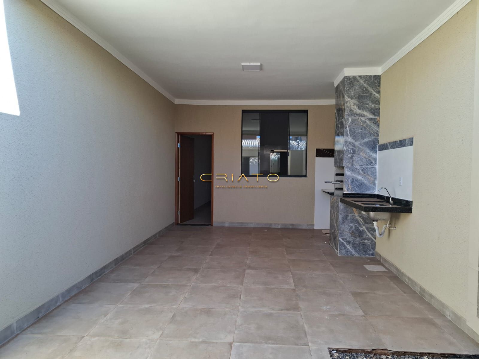 Casa à venda com 2 quartos, 70m² - Foto 1