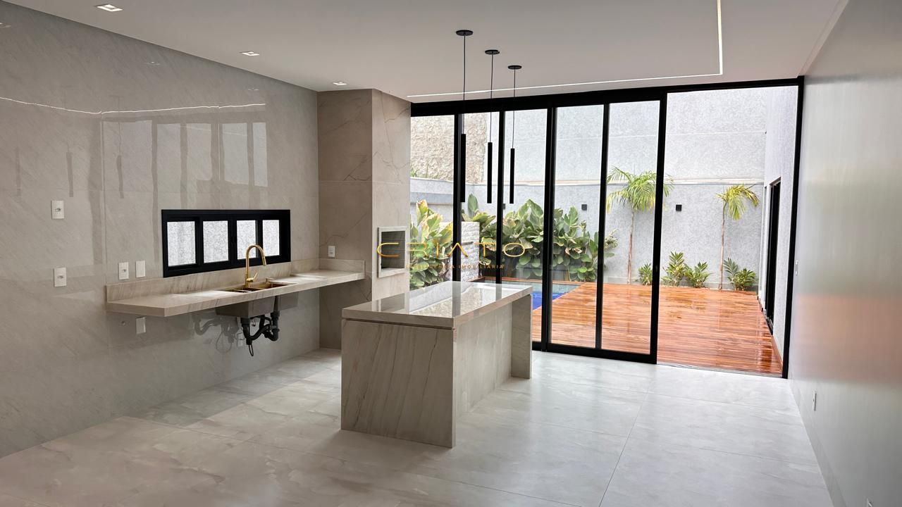 Casa de Condomínio à venda com 4 quartos, 250m² - Foto 1