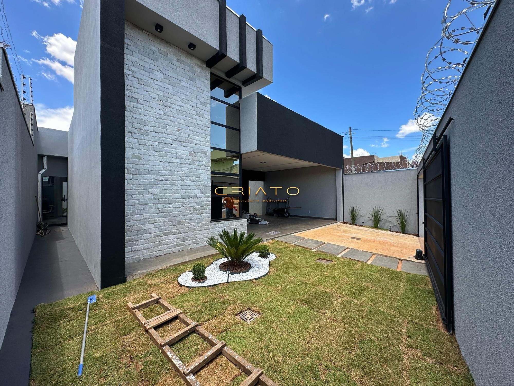 Casa à venda com 3 quartos, 204m² - Foto 1