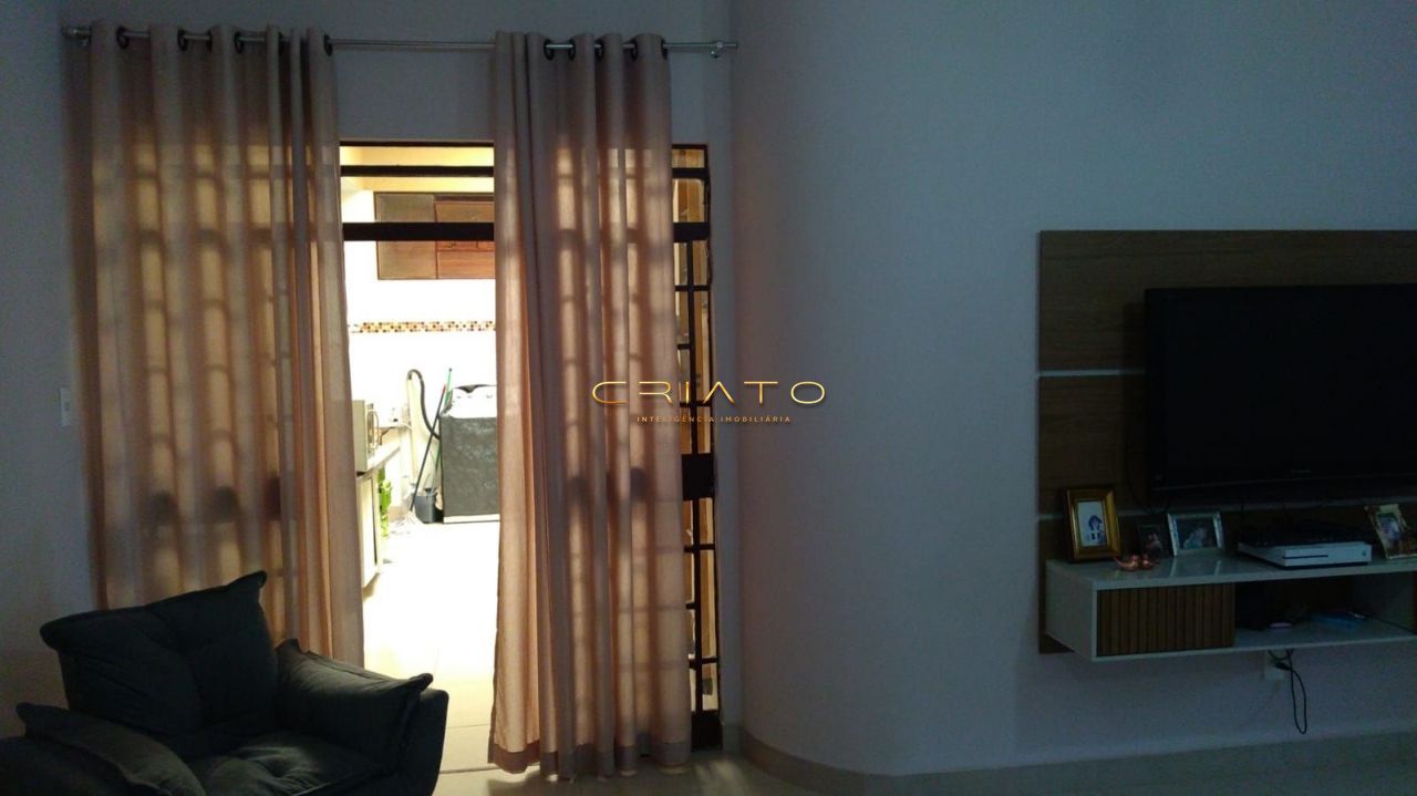 Sobrado de 4 quartos, 351m² no bairro Maracanã, em Anápolis | Eu Corretor