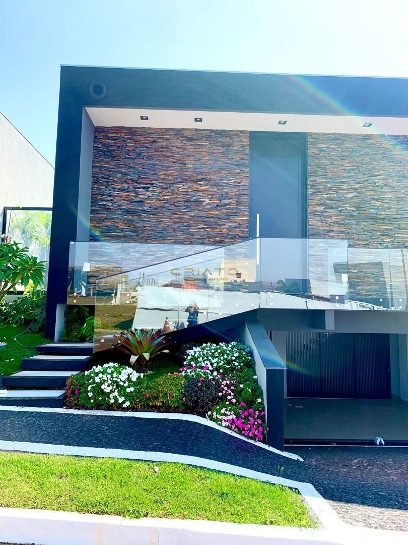 Casa de 4 quartos, 305m² | Eu Corretor